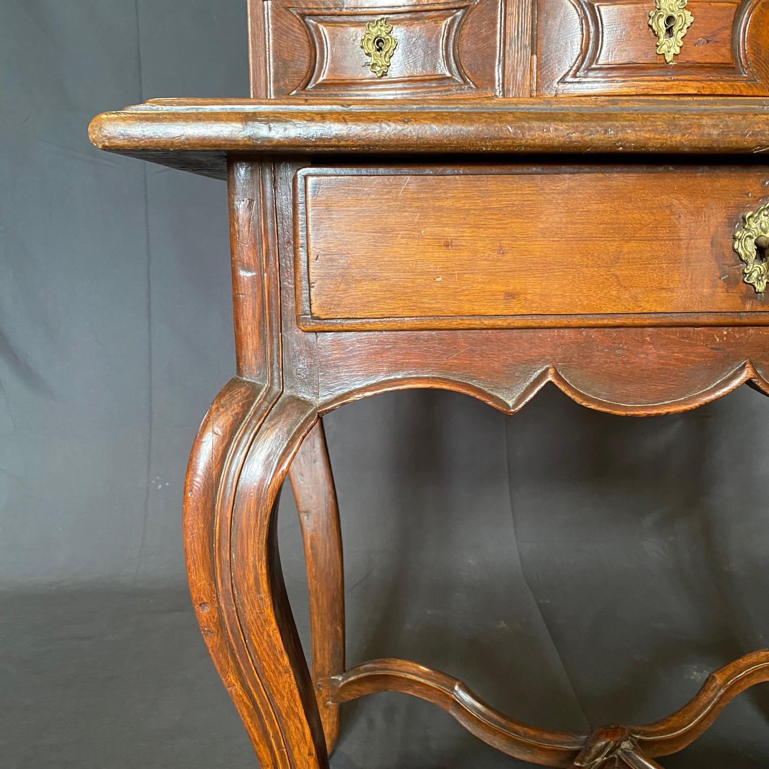 Petit bureau ou table d'appoint italien sculpté de façon exquise en vente 2
