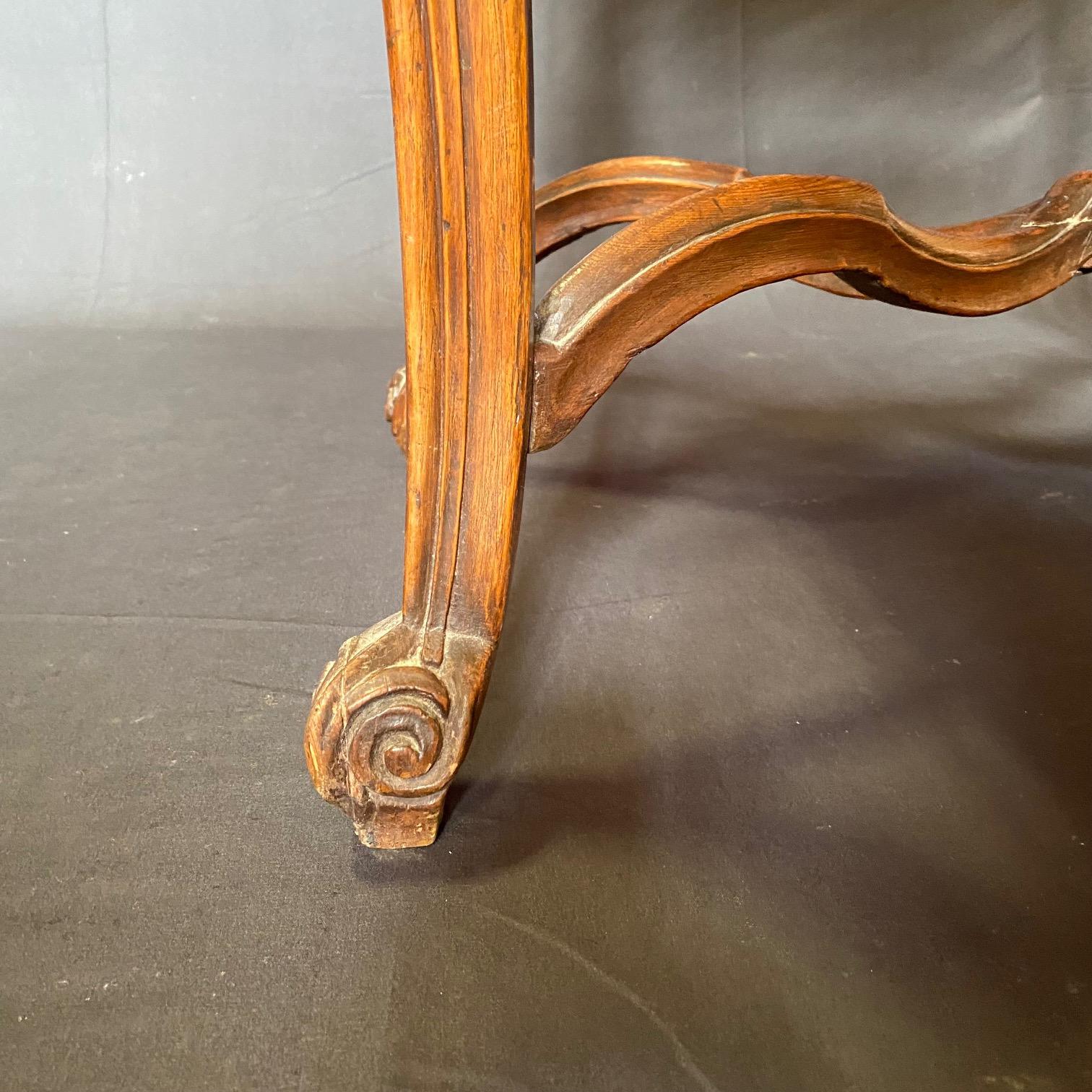 Petit bureau ou table d'appoint italien sculpté de façon exquise en vente 3