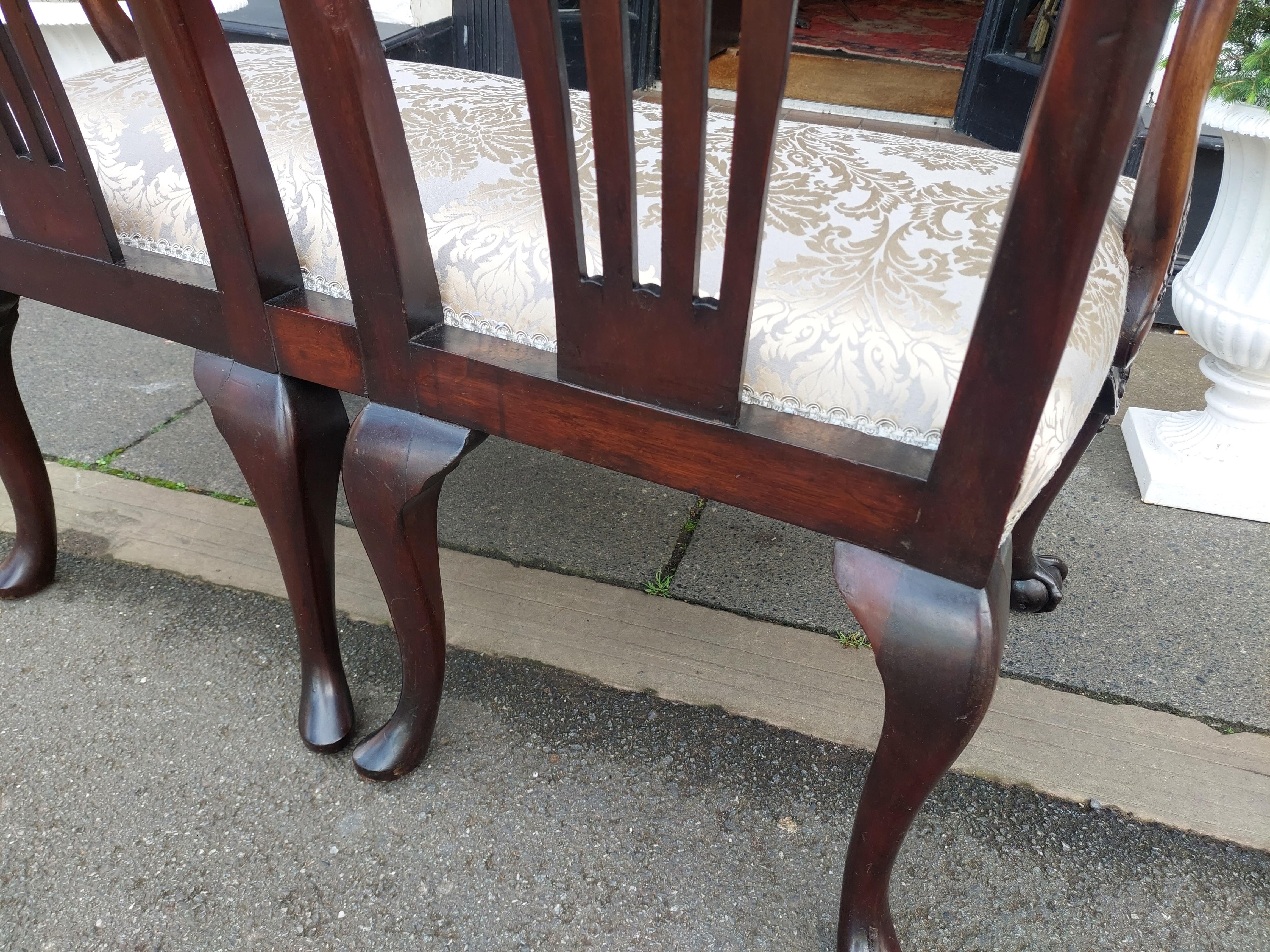 Sofá Settee de 2 plazas de caoba exquisitamente tallado en venta 4