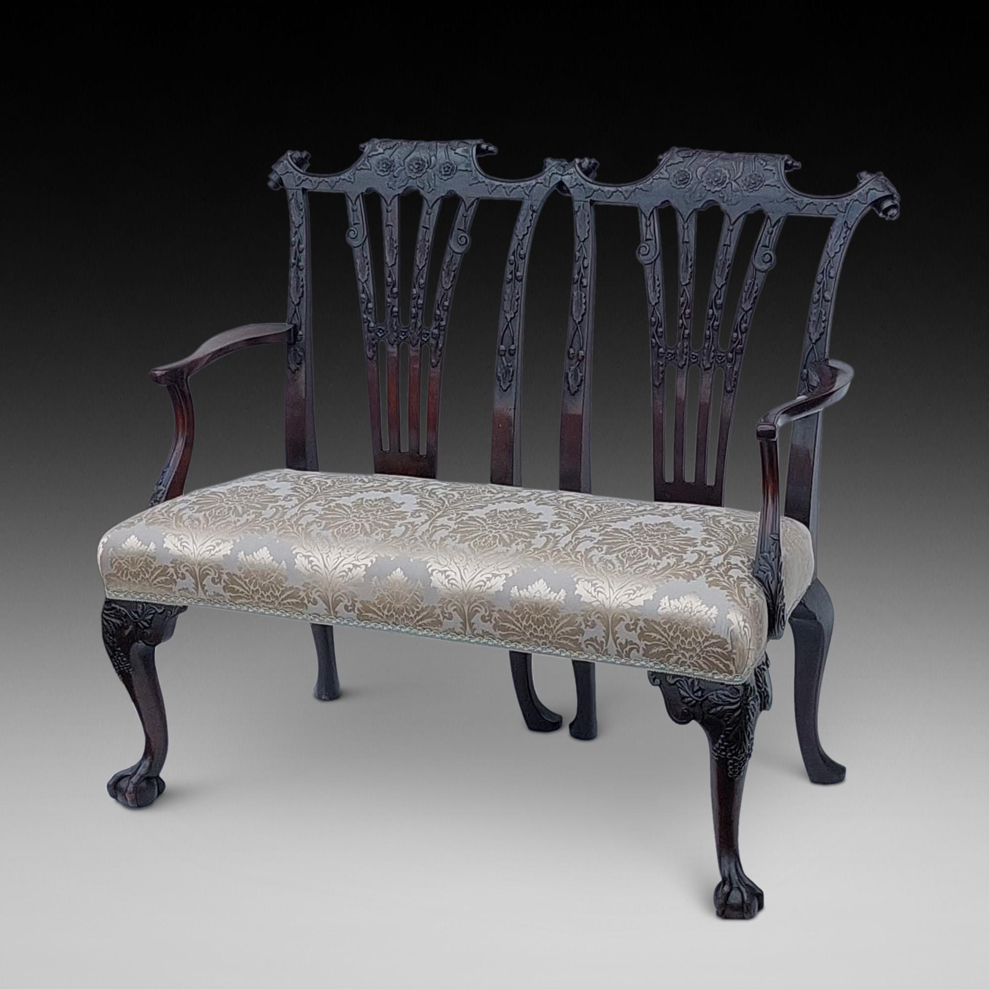 Sofá Sofá de 2 plazas de caoba exquisitamente tallado - de estilo georgiano temprano, hecho a mano por James Hicks - Dublín c1895-1905 - 44 