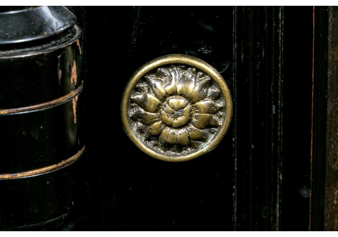 Vetrinetta di squisita fattura attribuita a Herter Brothers in vendita 2