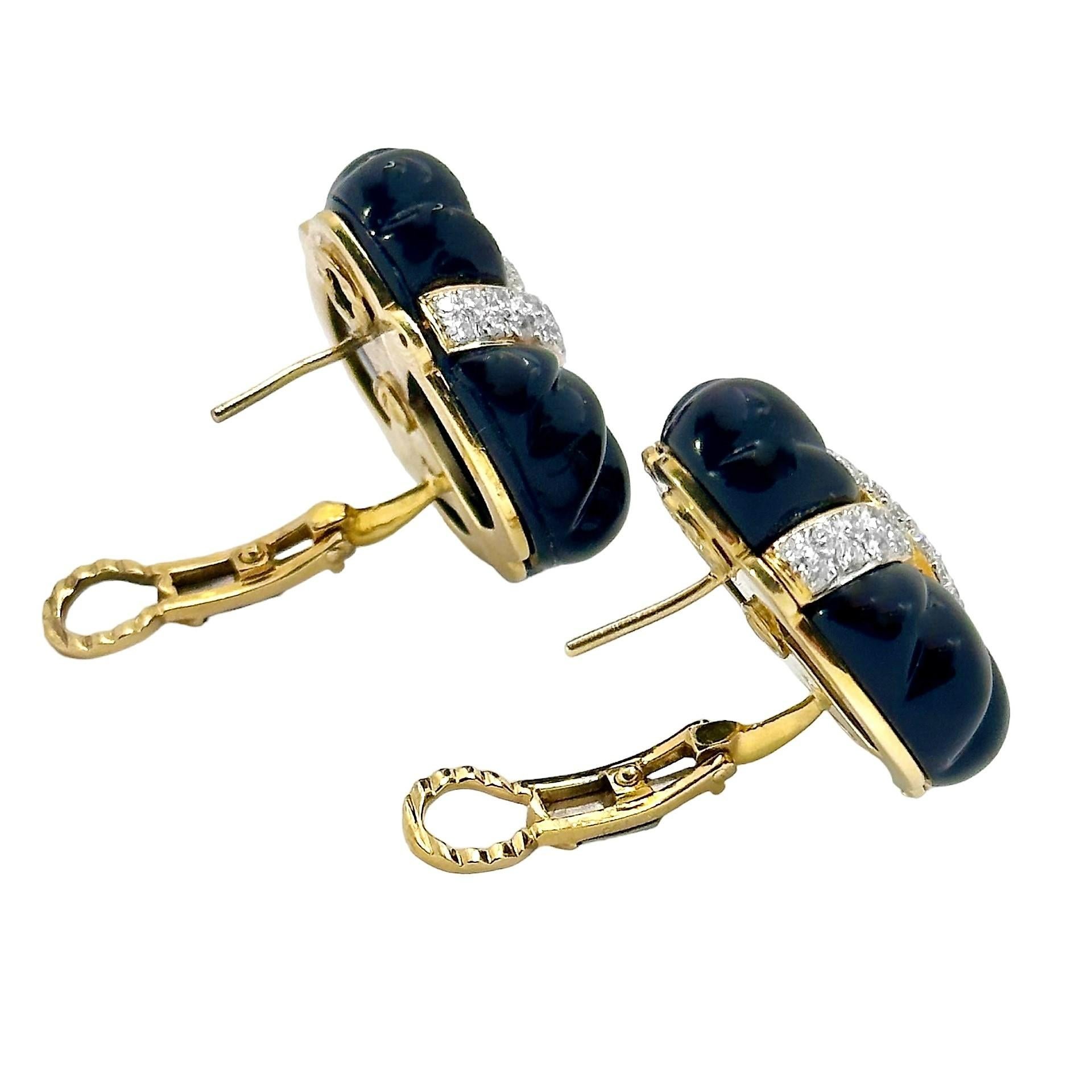 Exquisitely Designed Gold, Diamond and Fluted Onyx Fashion Earrings 1.25 Inches In Good Condition In Palm Beach, FL