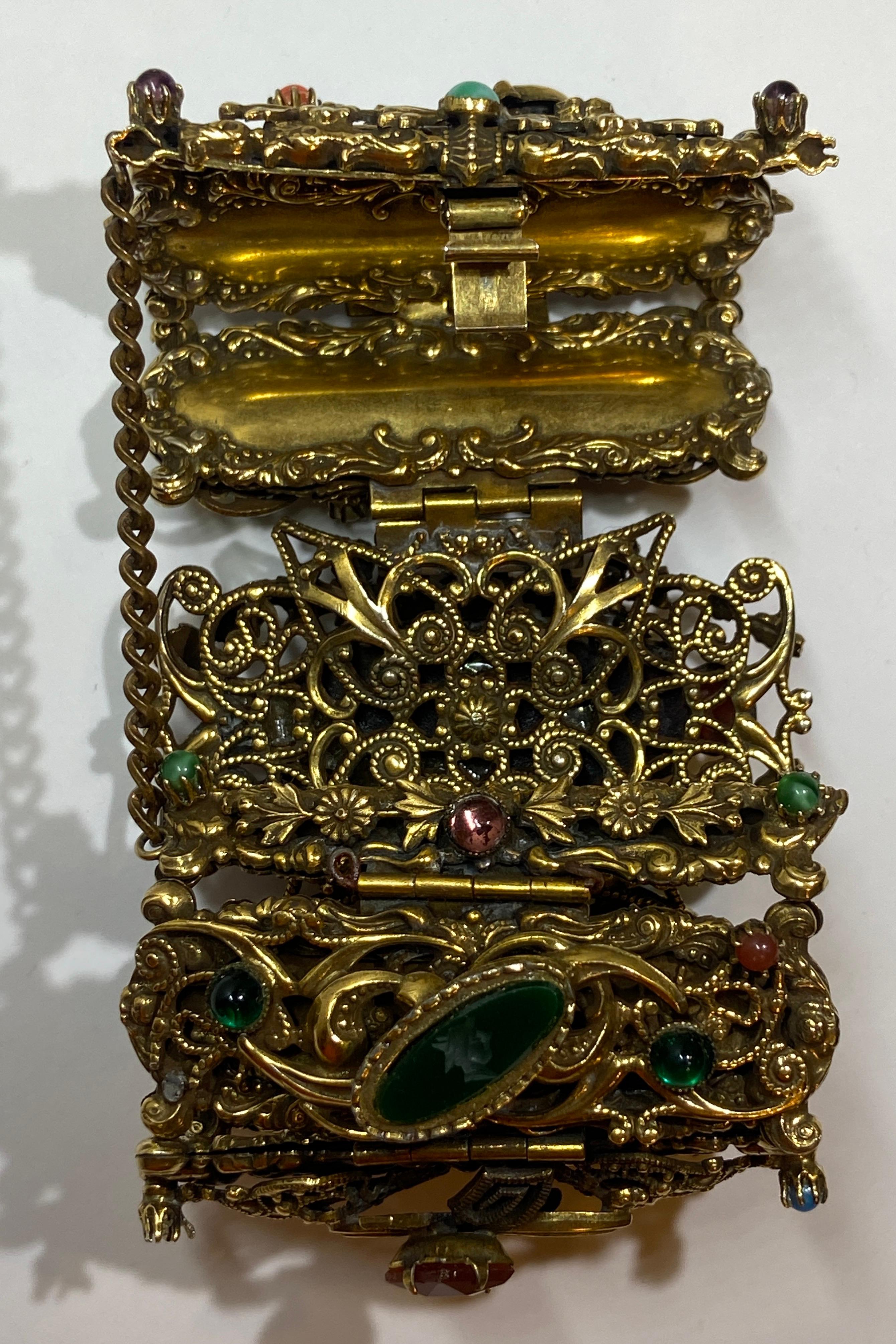 Pièce maîtresse baroque magique et délicatement détaillée Bracelet unique en son genre  en vente 5