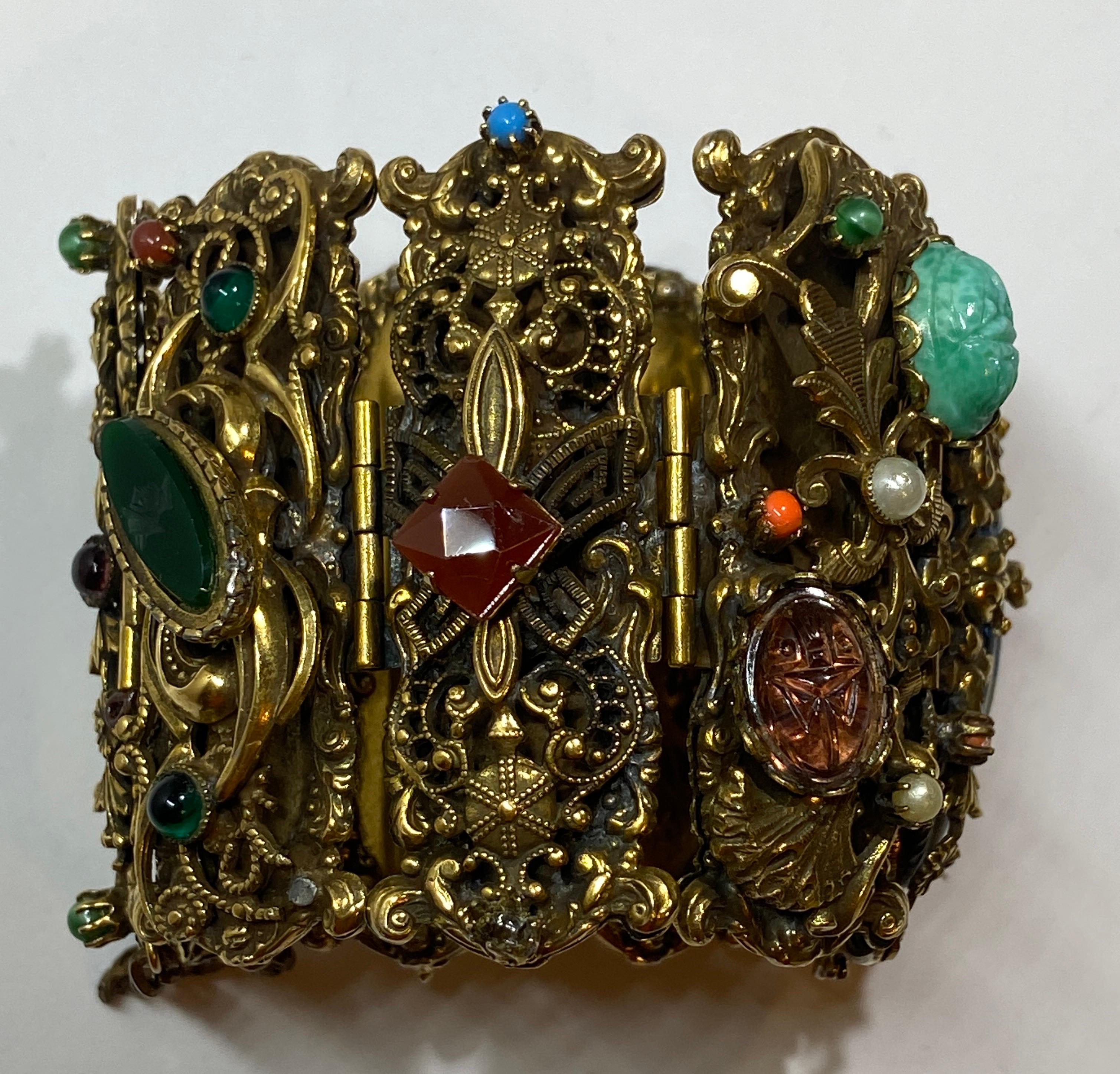 Pièce maîtresse baroque magique et délicatement détaillée Bracelet unique en son genre  en vente 9