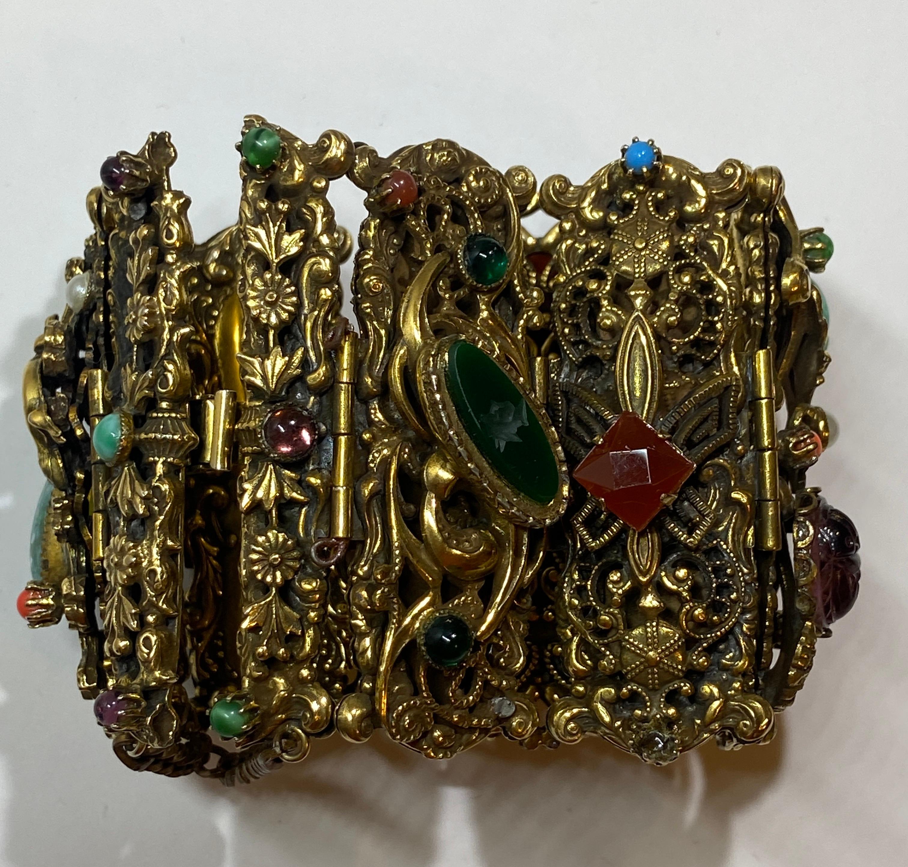 Pièce maîtresse baroque magique et délicatement détaillée Bracelet unique en son genre  en vente 10