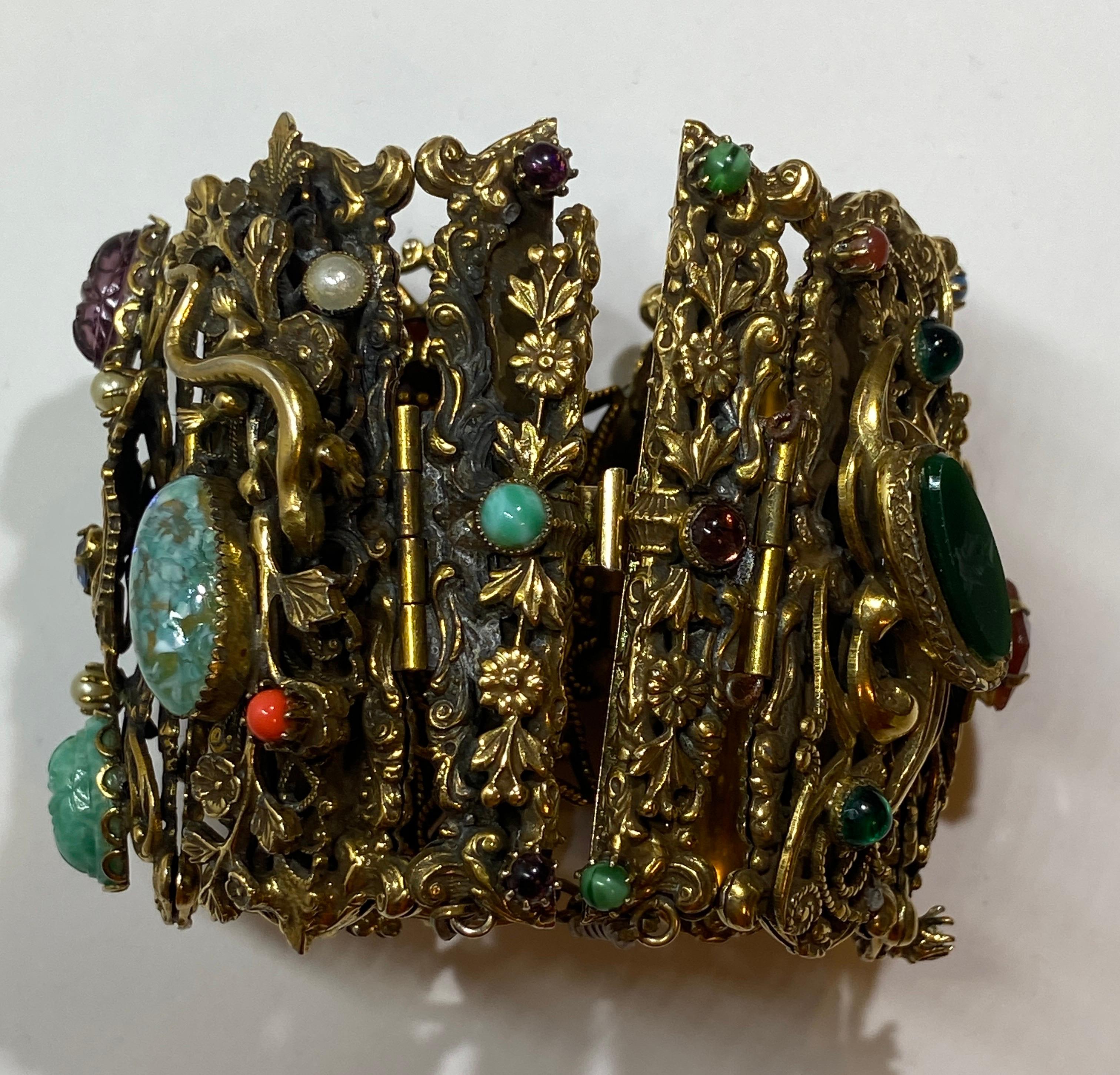 Pièce maîtresse baroque magique et délicatement détaillée Bracelet unique en son genre  en vente 11