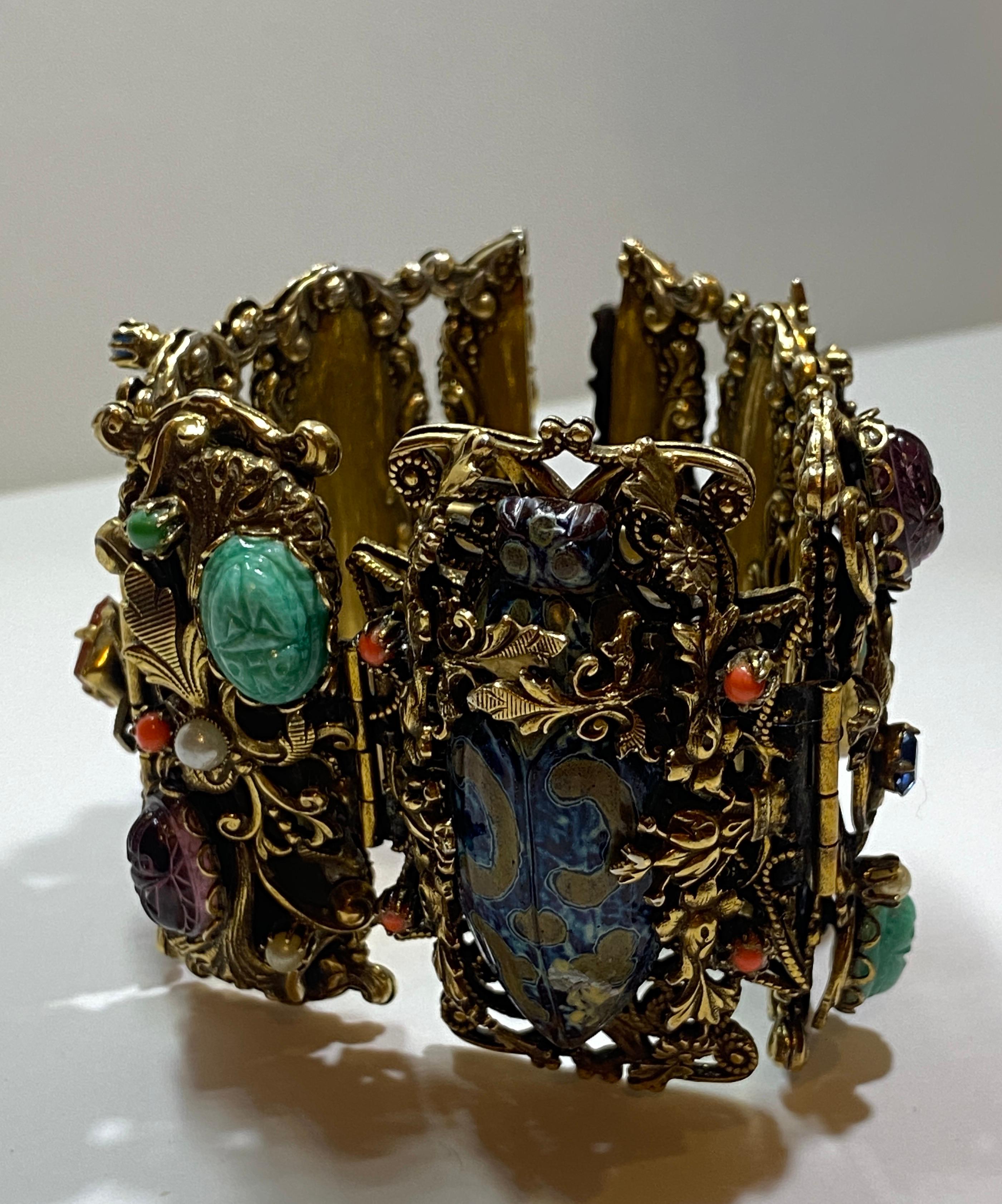 Pièce maîtresse baroque magique et délicatement détaillée Bracelet unique en son genre  en vente 14