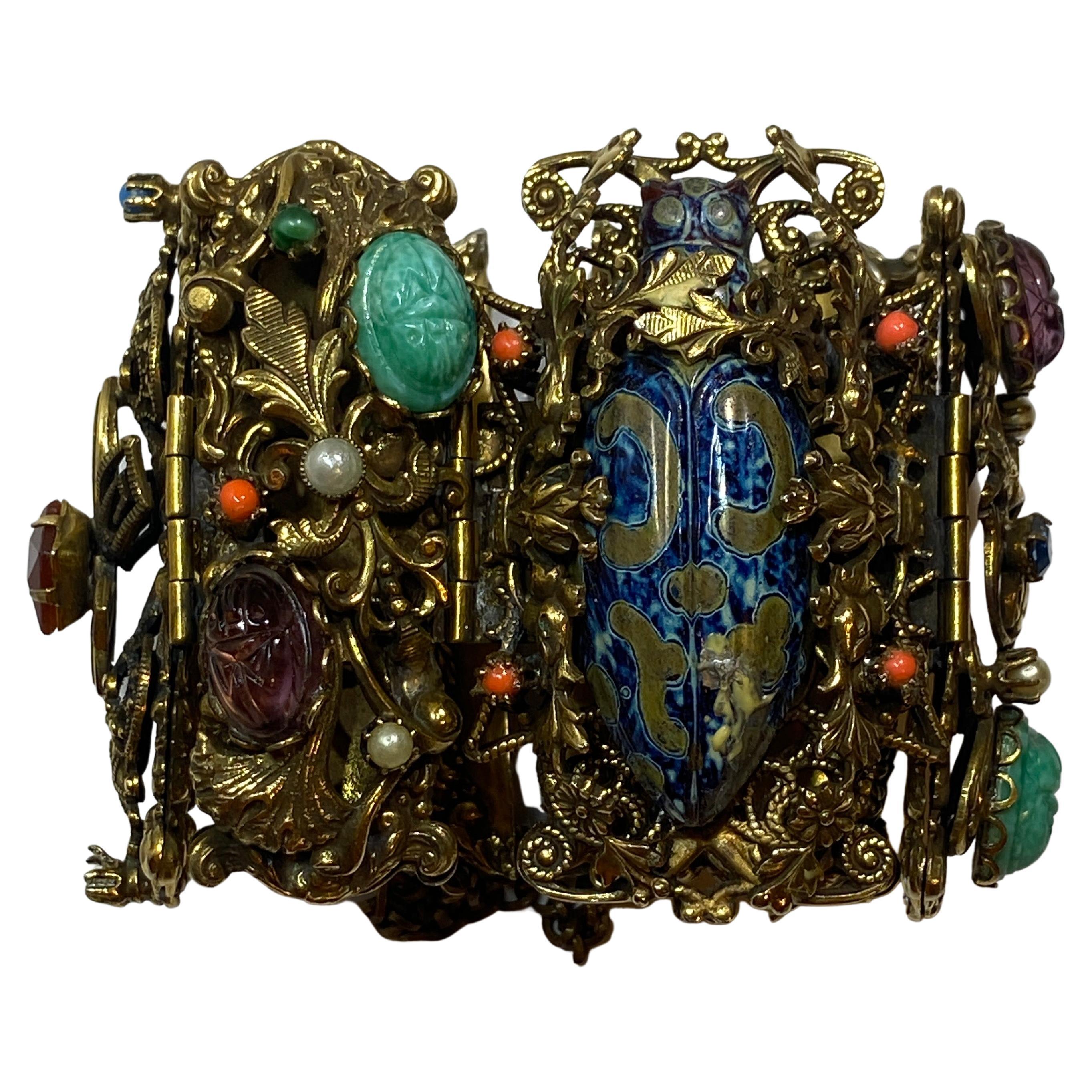 Pièce maîtresse baroque magique et délicatement détaillée Bracelet unique en son genre  en vente