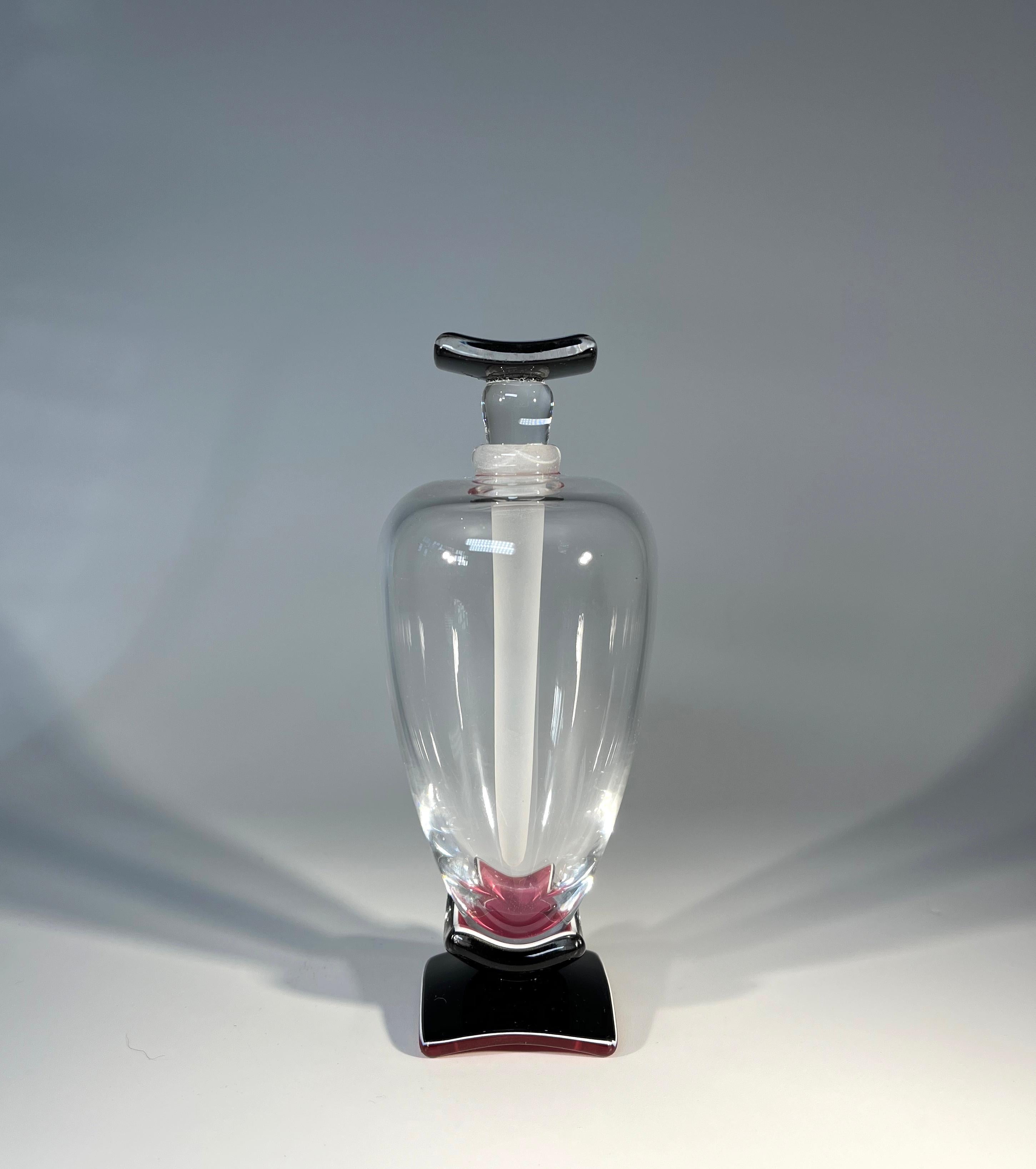 Exquisiter eleganter, handgefertigter Parfümflasche von Anthony Wassell, England (Kristall) im Angebot