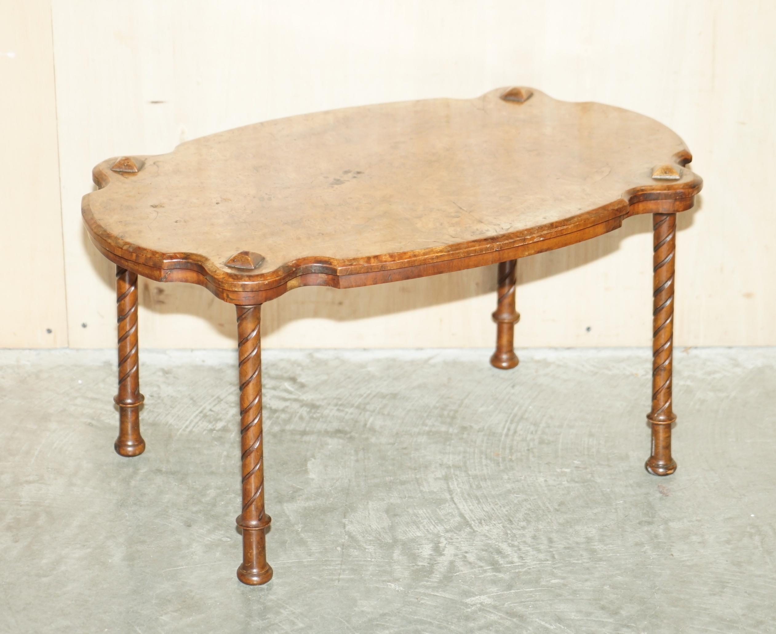 Nous avons le plaisir de proposer à la vente cette superbe table basse en ronce de noyer, fabriquée à la main en Angleterre vers 1880, avec des pieds tordus sculptés.

Une belle table basse, bien faite et décorative, avec certaines des plus belles