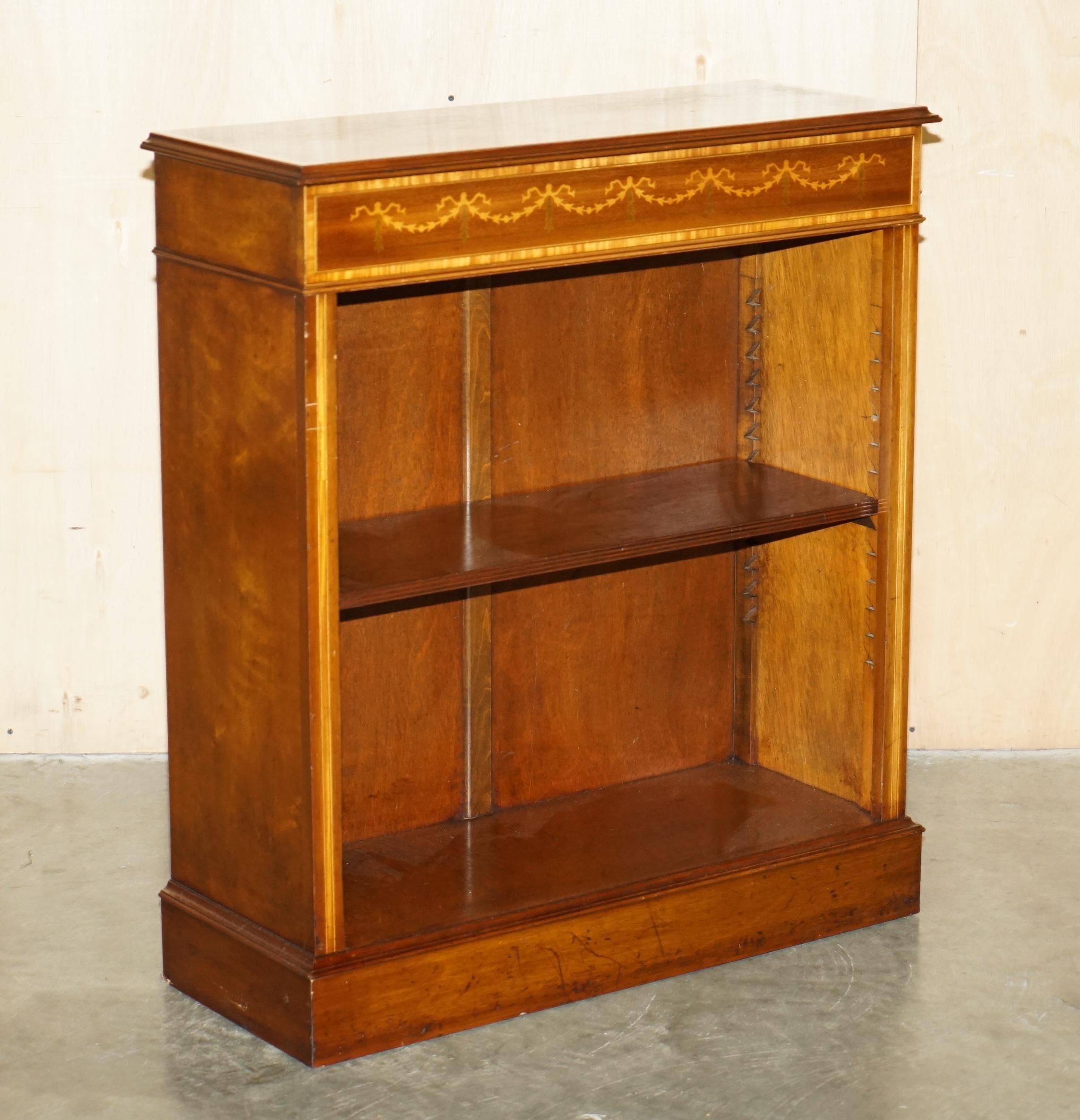 Casa Reale Antiquariato

Royal House Antiques è lieta di offrire questa deliziosa libreria nana aperta in stile Sheraton Revival, in olmo di bava e intarsiata in noce, realizzata da Brights of Nettlebed.

Tieni presente che le spese di spedizione
