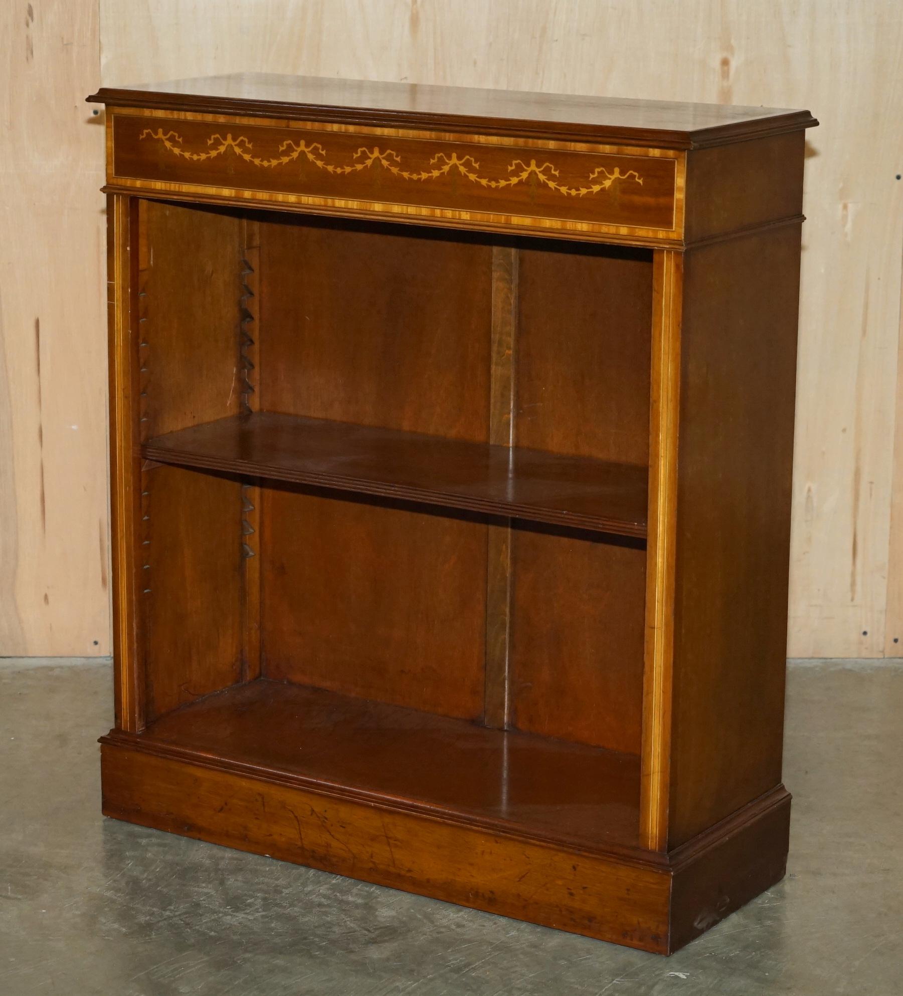 Inglese libreria aperta EXQUISITELY INLAID BRiGHTS OF NETTLEBED Sheraton Revival DWARF in vendita