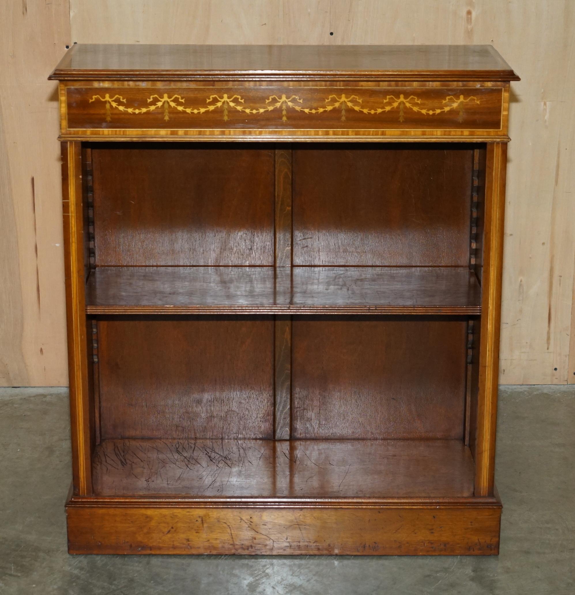 English EXQUISITELY INLAID BRiGHTS OF NETTLEBED SHERATON REVIVAL DWARF OPEN BOOKCASE For Sale