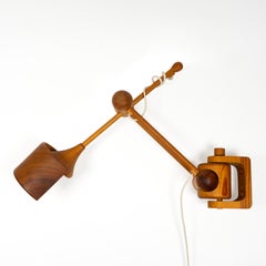 Lampada da parete articolata in legno di pino tornito, dalle forme raffinate, in stile Mid-Century, anni '70
