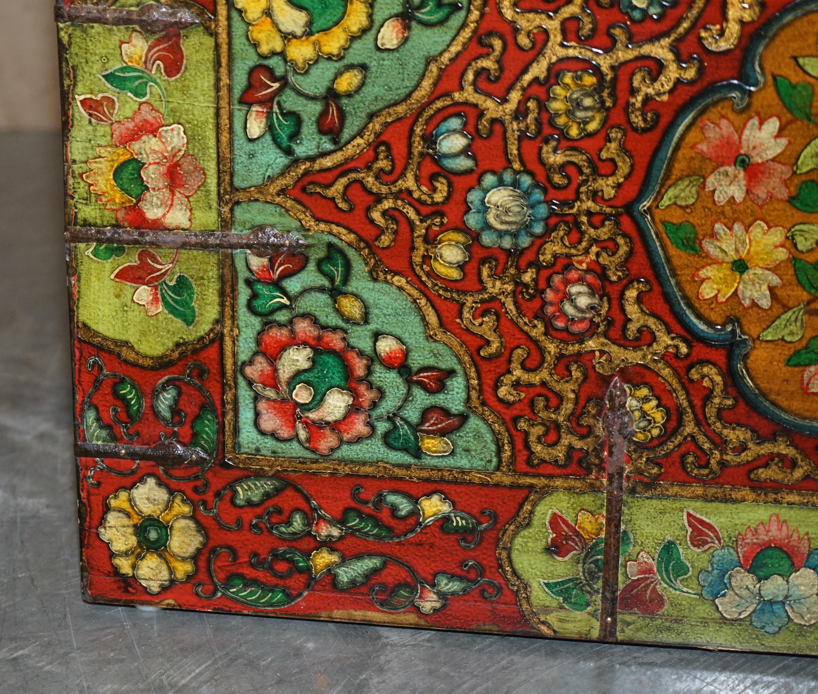 Exquis coffre ou coffre en lin chinois oriental peint à la main, très décoratif en vente 3