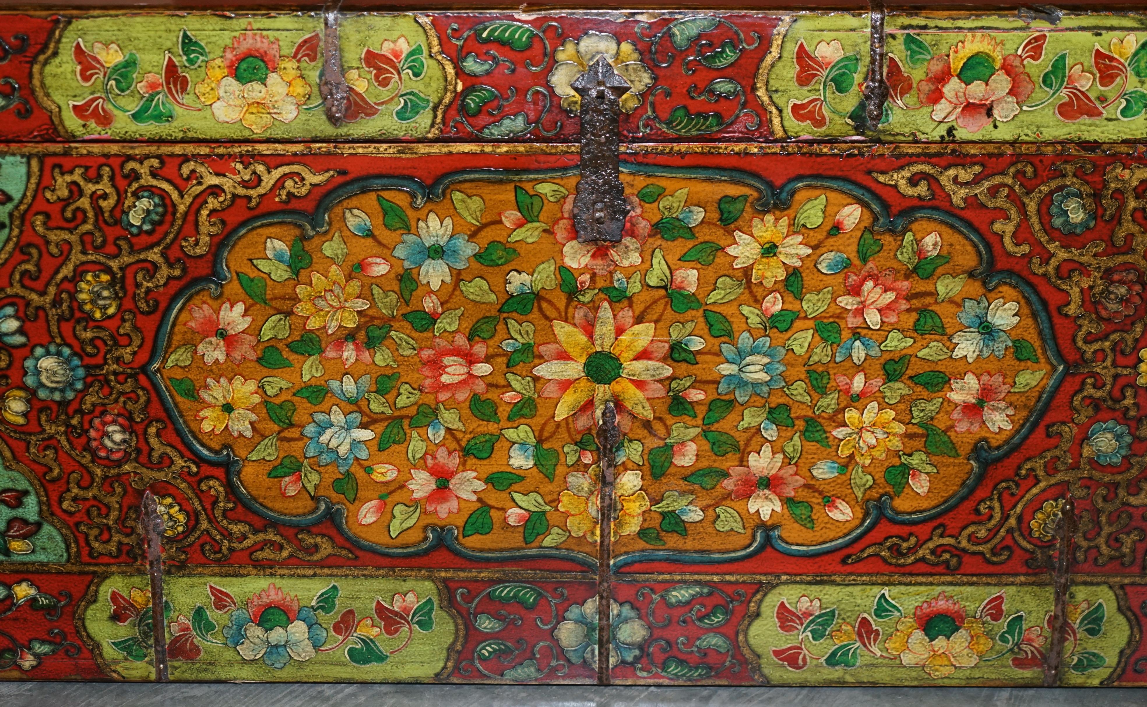Exquis coffre ou coffre en lin chinois oriental peint à la main, très décoratif en vente 4