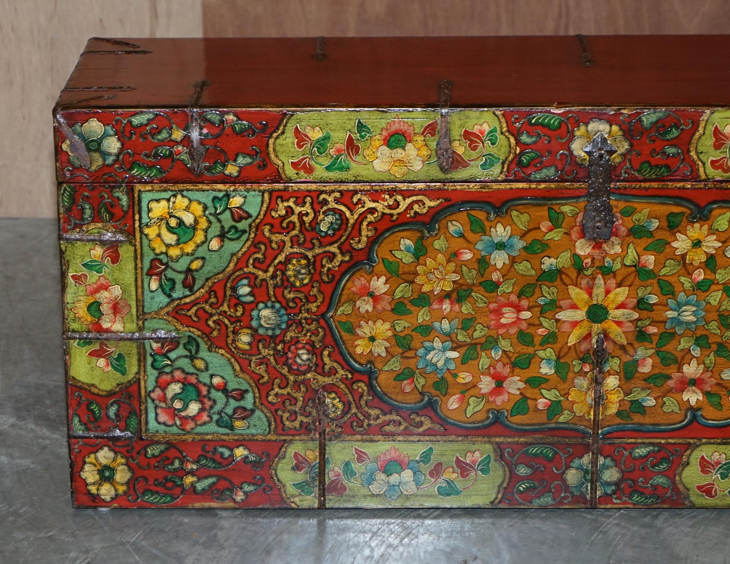 Chinese Export Exquiste Hand Painted Oriental Chinese Linen Trunk or Chest Very Decorative For Sale