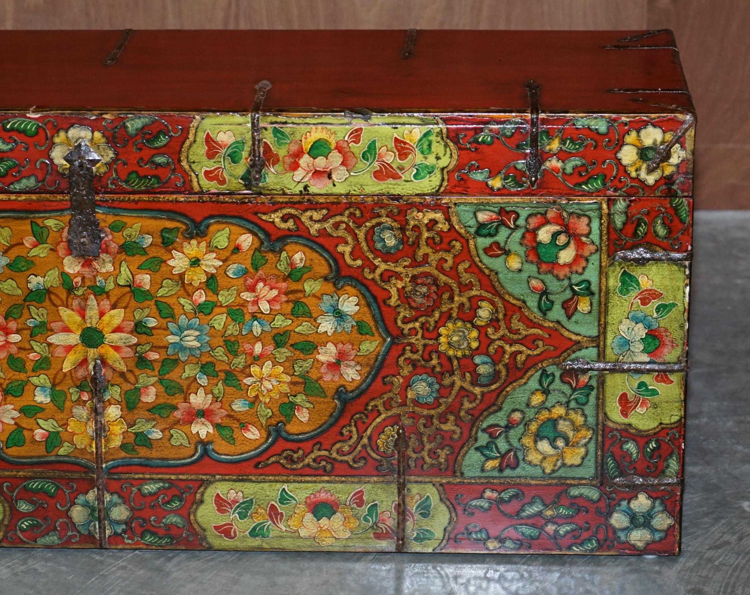 20ième siècle Exquis coffre ou coffre en lin chinois oriental peint à la main, très décoratif en vente