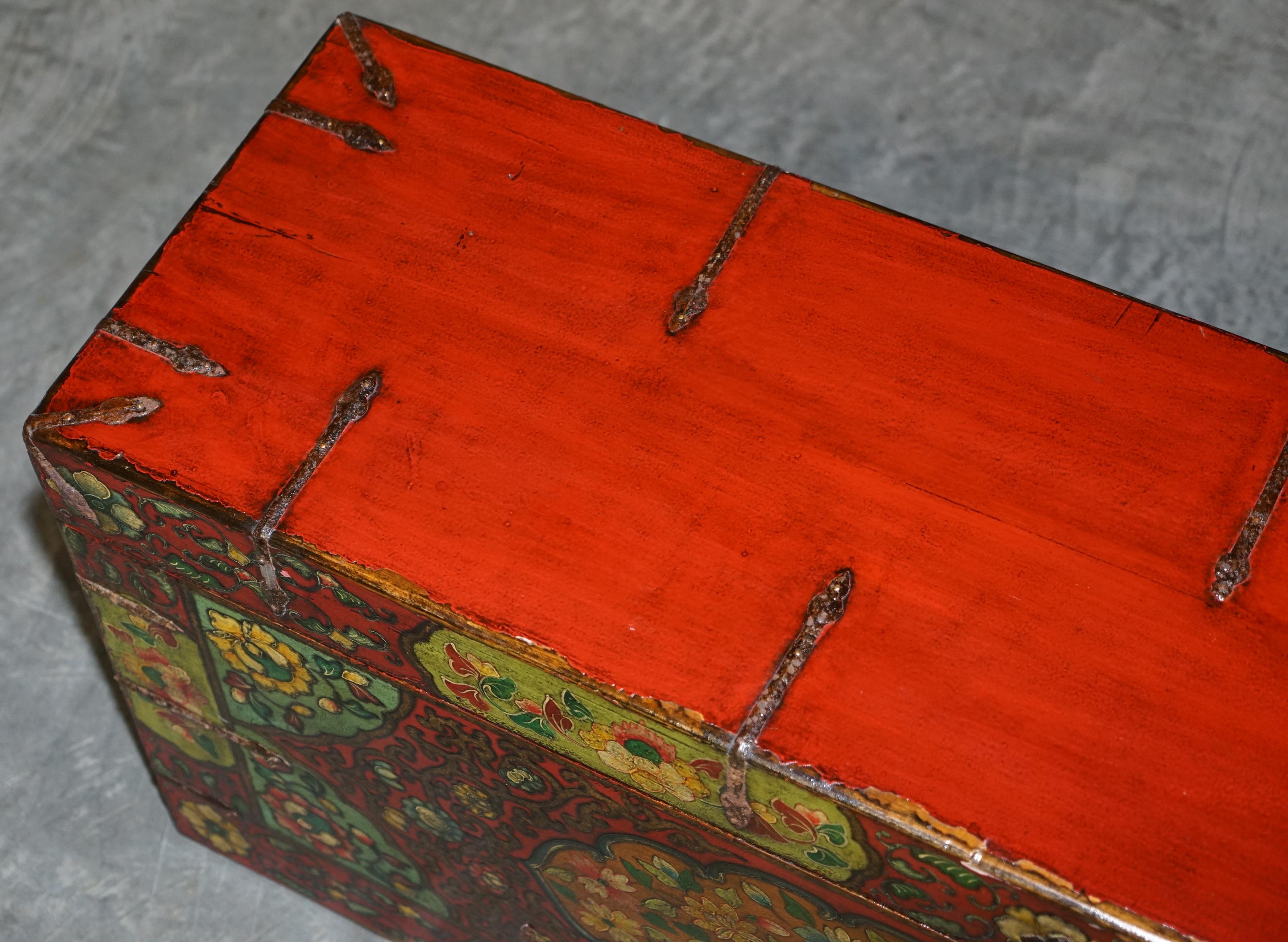 Exquiste Hand Painted Oriental Chinese Linen Trunk or Chest Very Decorative For Sale 1