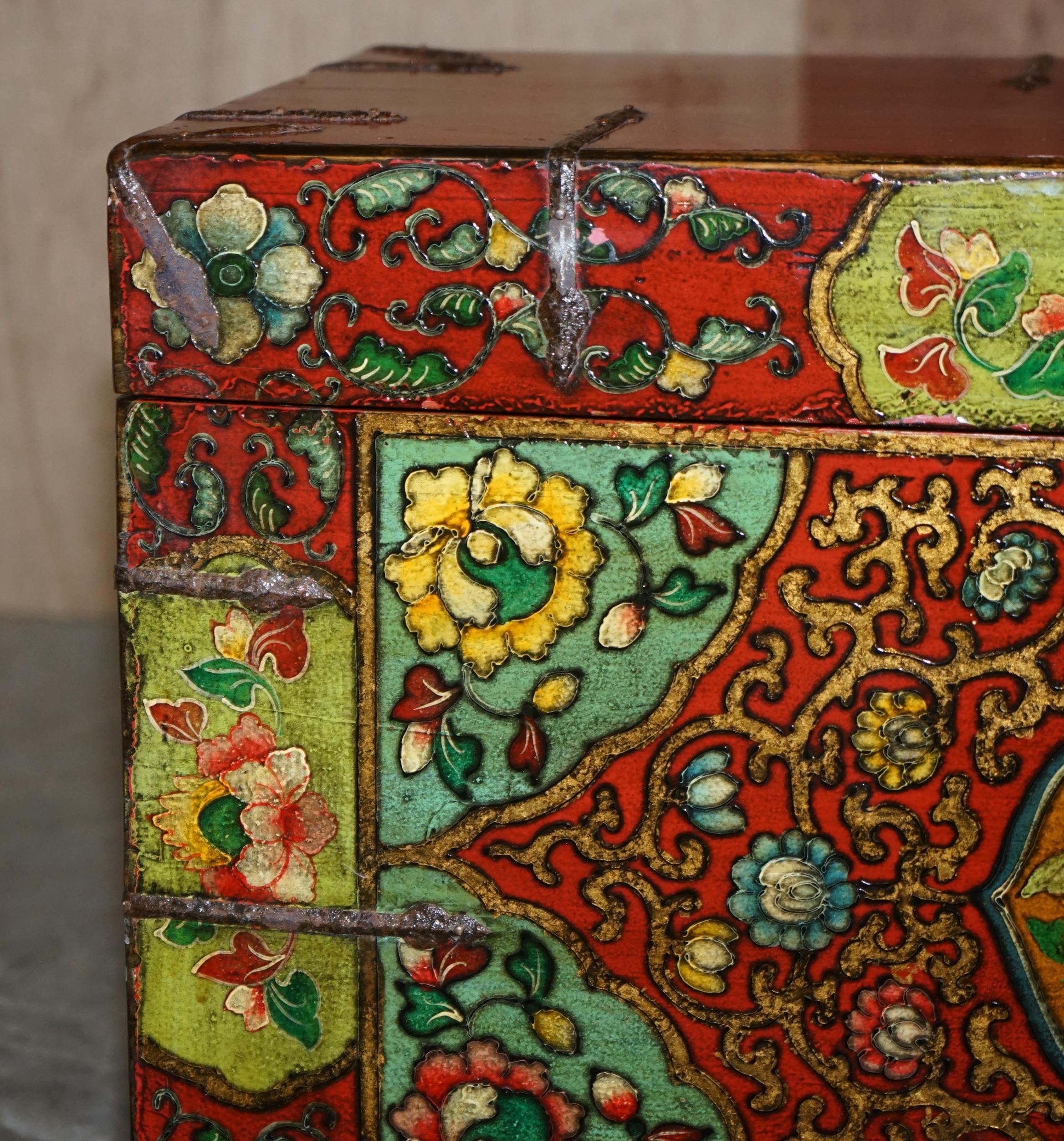 Exquiste Hand Painted Oriental Chinese Linen Trunk or Chest Very Decorative For Sale 2