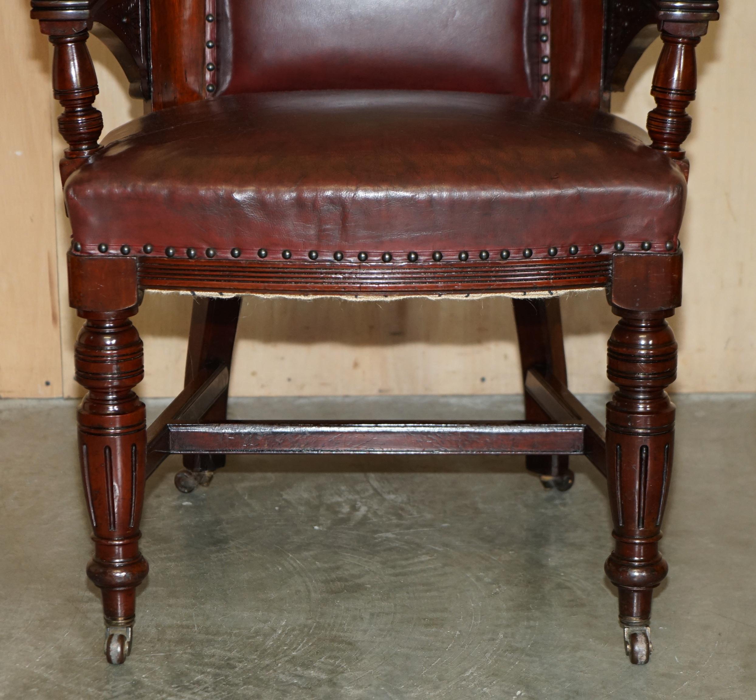 Exquis armoire d'aviron d'antiquités d'Angleterre, sculptée à la main,LABOUR & WAIT en vente 4