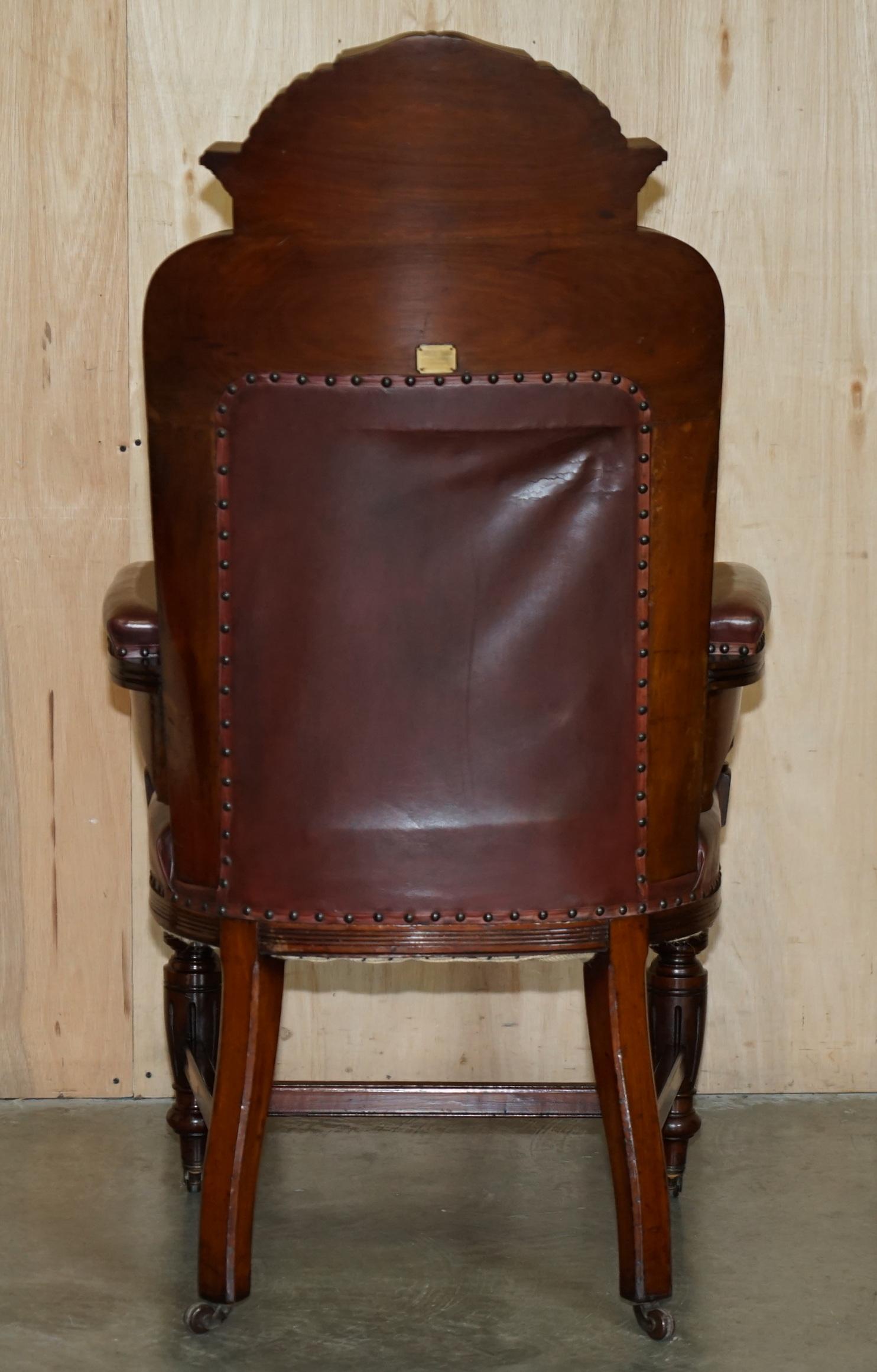 Exquis armoire d'aviron d'antiquités d'Angleterre, sculptée à la main,LABOUR & WAIT en vente 9