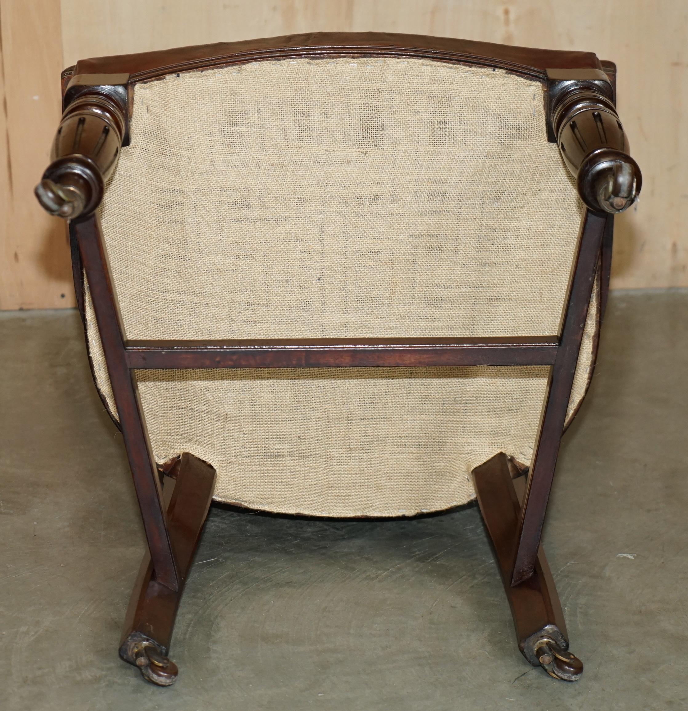 Exquis armoire d'aviron d'antiquités d'Angleterre, sculptée à la main,LABOUR & WAIT en vente 11