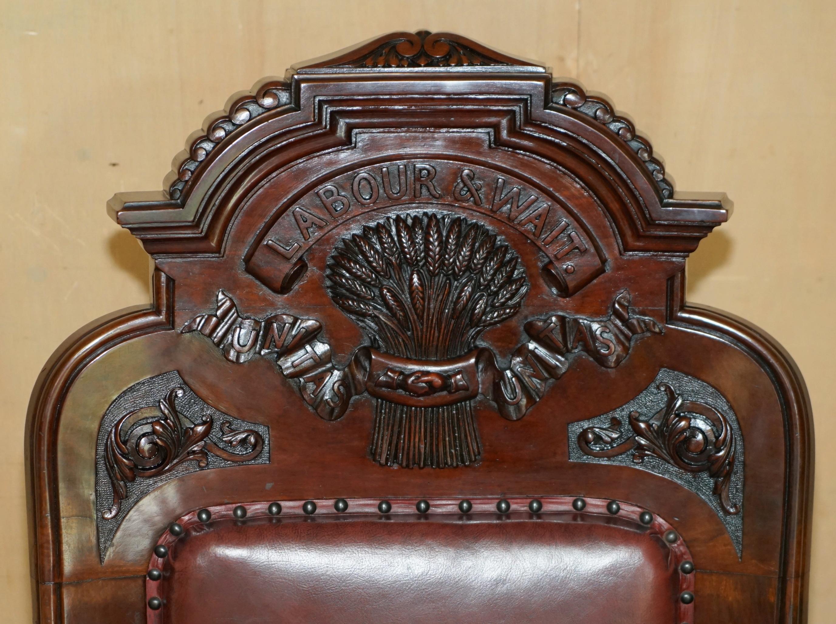 Anglais Exquis armoire d'aviron d'antiquités d'Angleterre, sculptée à la main,LABOUR & WAIT en vente