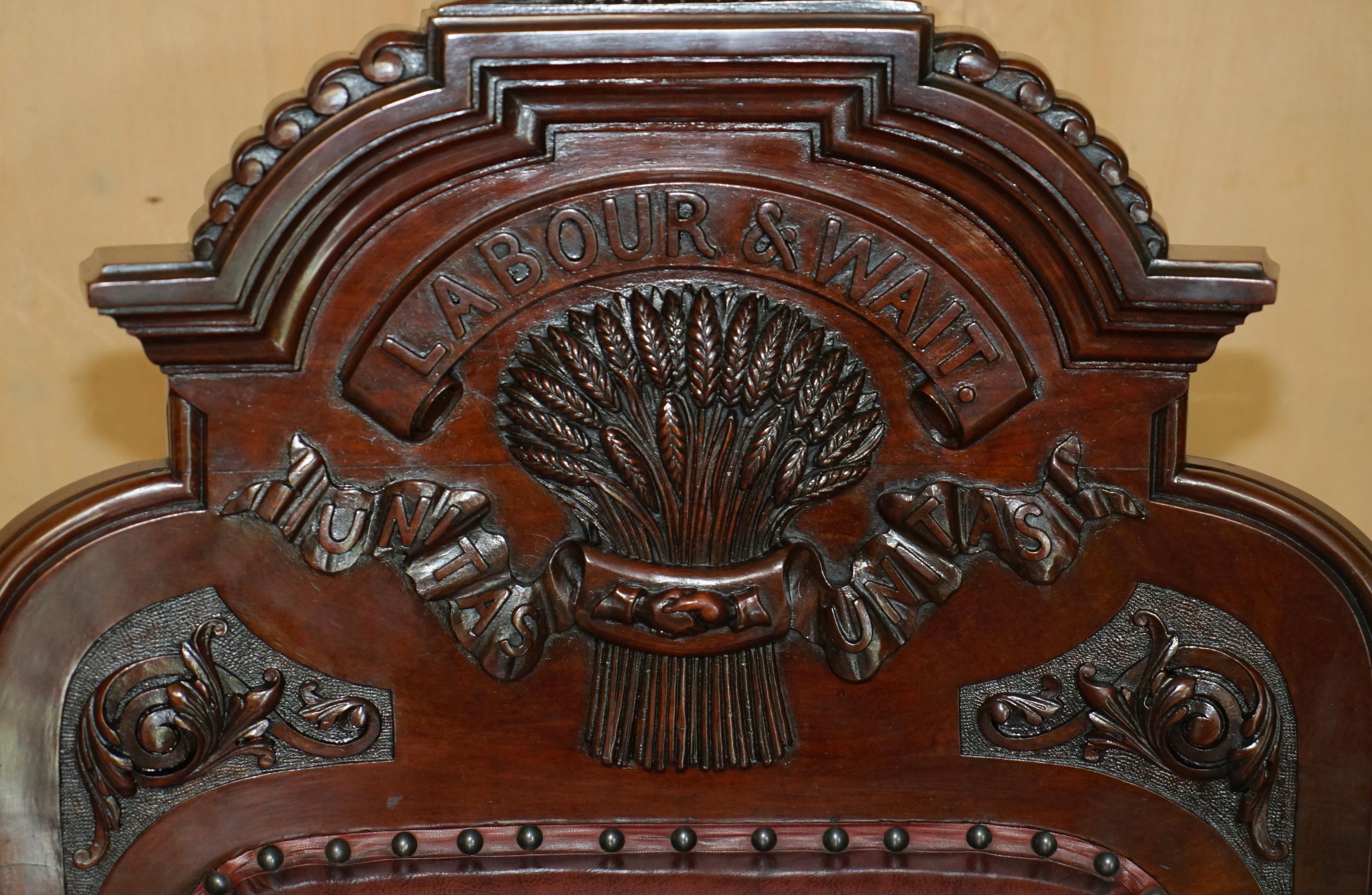 Fait main Exquis armoire d'aviron d'antiquités d'Angleterre, sculptée à la main,LABOUR & WAIT en vente