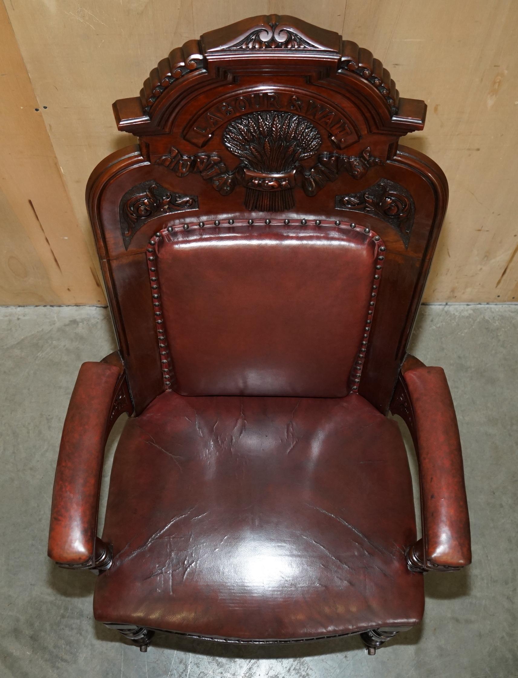 Cuir Exquis armoire d'aviron d'antiquités d'Angleterre, sculptée à la main,LABOUR & WAIT en vente