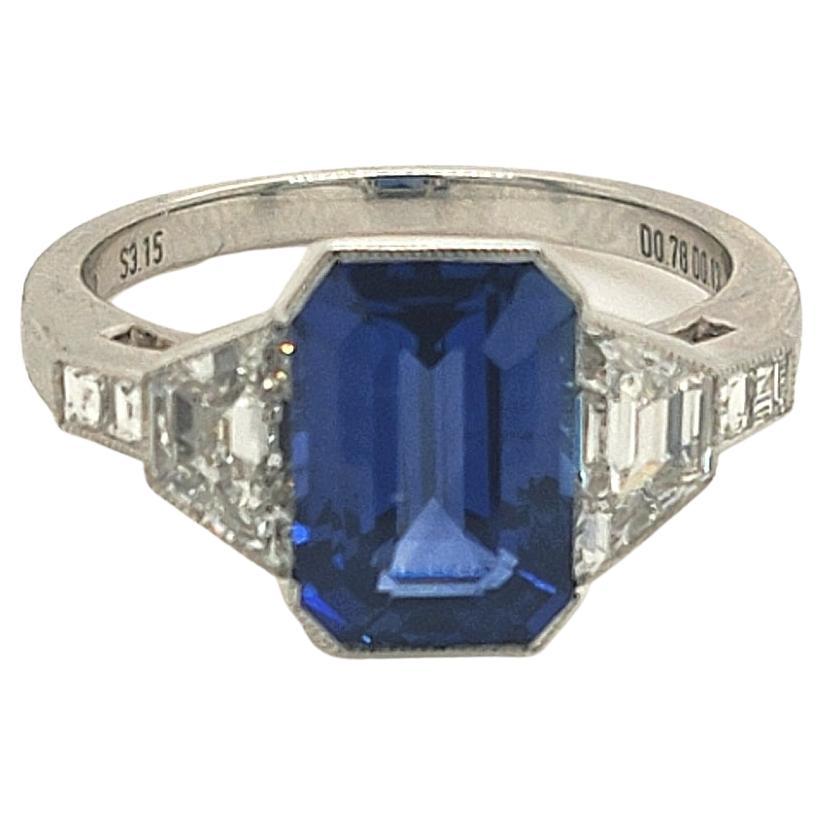 Sophia D, Art-Déco-Ring aus Platin mit zertifiziertem 3,15 Karat Saphir und Diamant