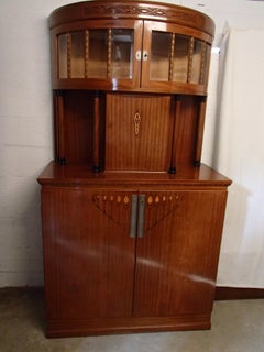 Exqusite credenza in stile Art Nouveau con intarsio e vetrinetta circondata