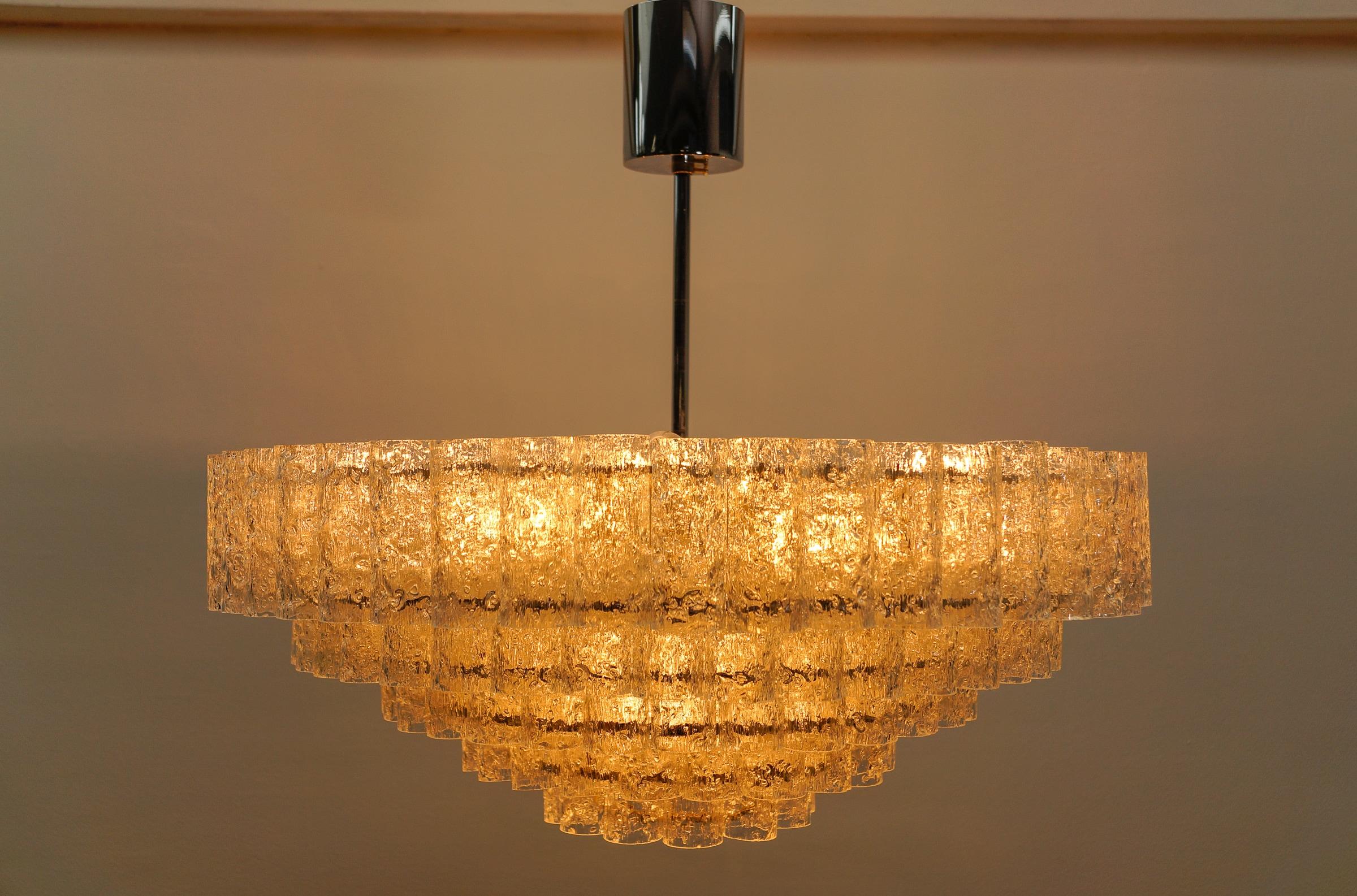 Magnifique lustre allemand à 5 étages en verre de glace par Doria Leuchten, années 1960 en vente 7