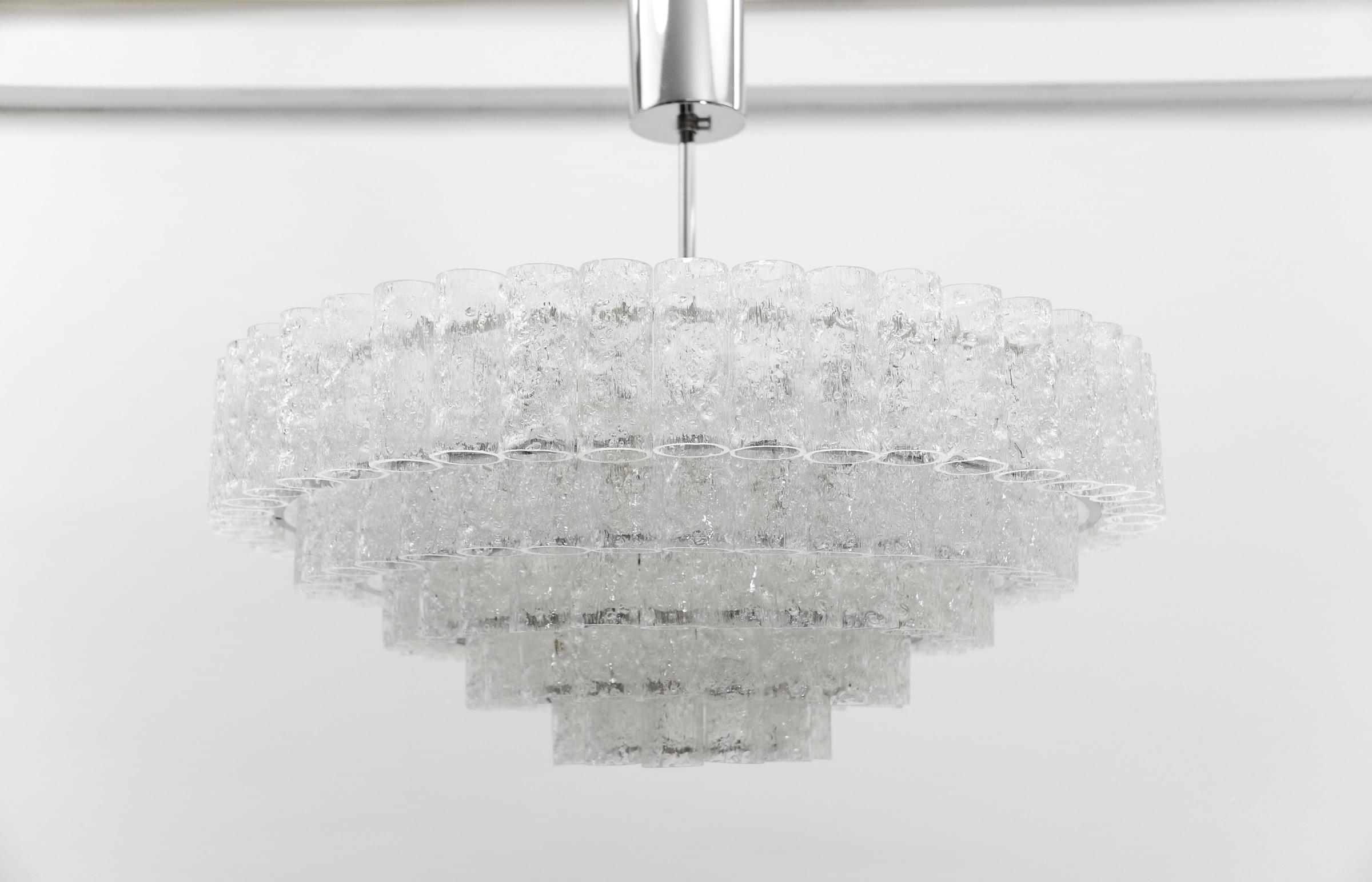 Mid-Century Modern Magnifique lustre allemand à 5 étages en verre de glace par Doria Leuchten, années 1960 en vente