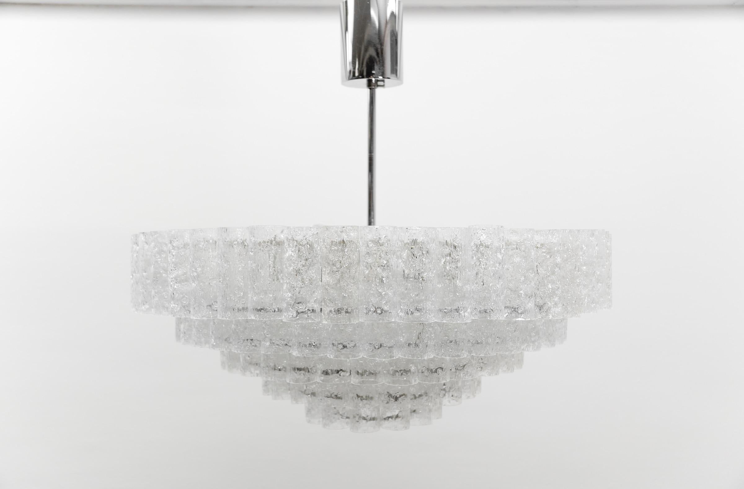 Dépoli Magnifique lustre allemand à 5 étages en verre de glace par Doria Leuchten, années 1960 en vente