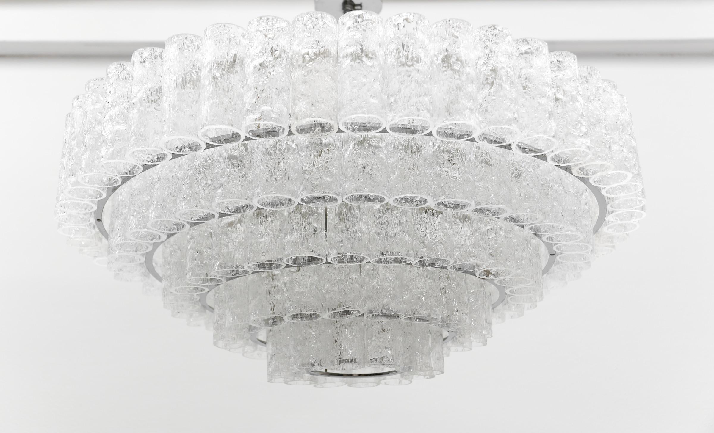Magnifique lustre allemand à 5 étages en verre de glace par Doria Leuchten, années 1960 Bon état - En vente à Nürnberg, Bayern