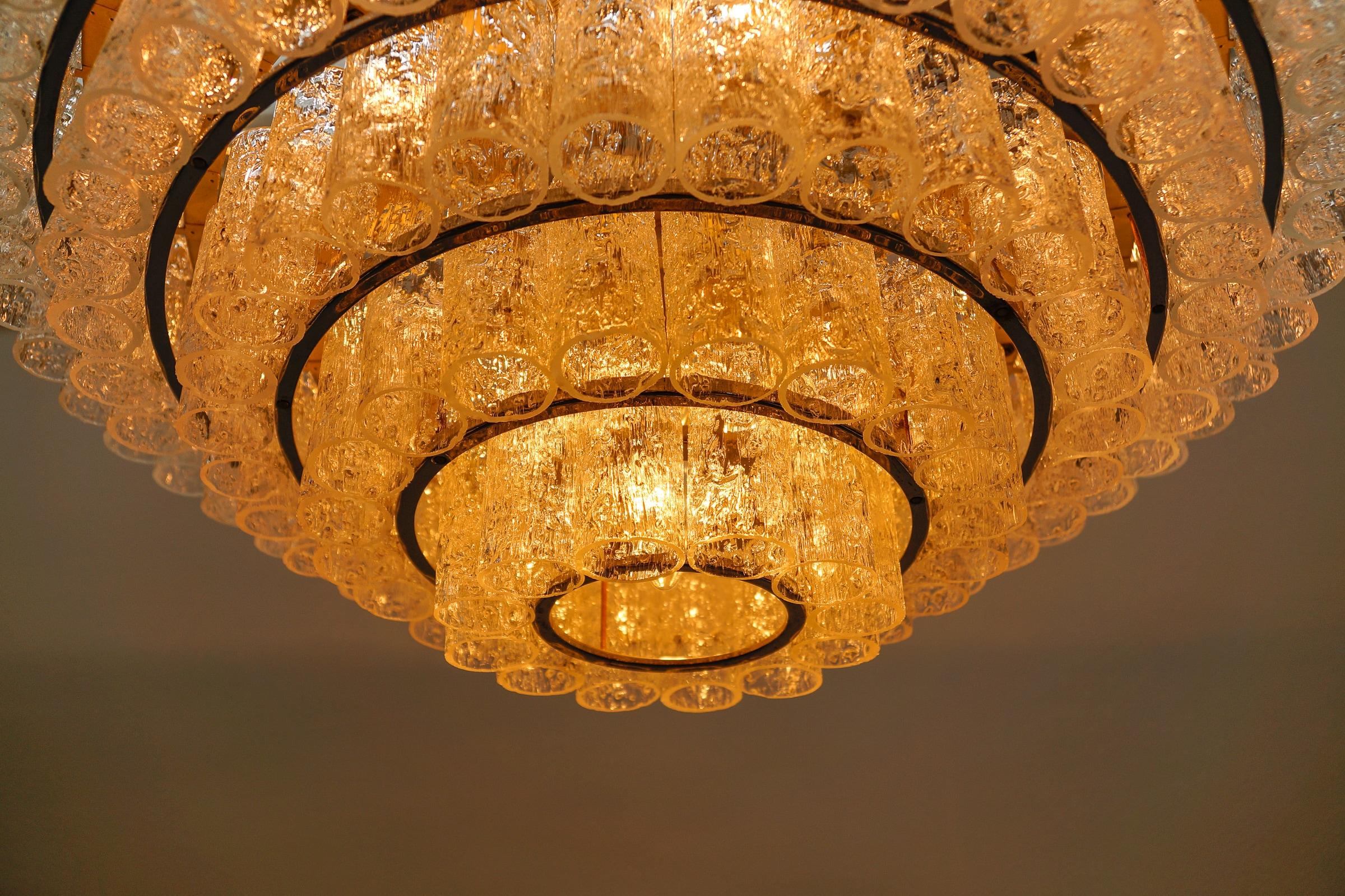 Magnifique lustre allemand à 5 étages en verre de glace par Doria Leuchten, années 1960 en vente 1