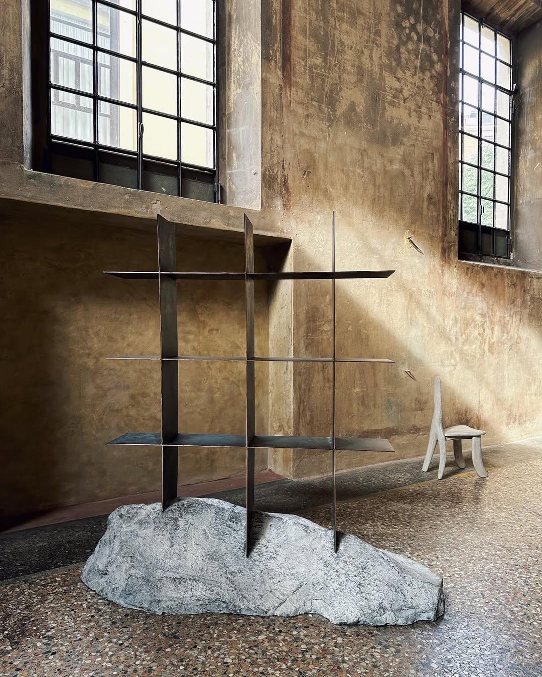 Estantería metálica contemporánea esculpida con piedra gris de forma natural por Niclas Wolf en Nuevo estado para la venta en Geneve, CH