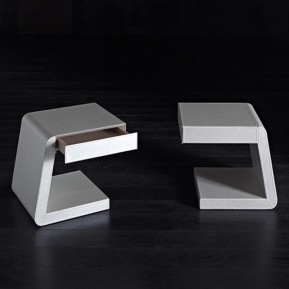 Side table extend set of 2 with structure in solid wood
and covered with high quality genuine white leather.
With 1 drawer with inside in solid wood.
Also available with other leather color finishes on request
with up-charge.
 