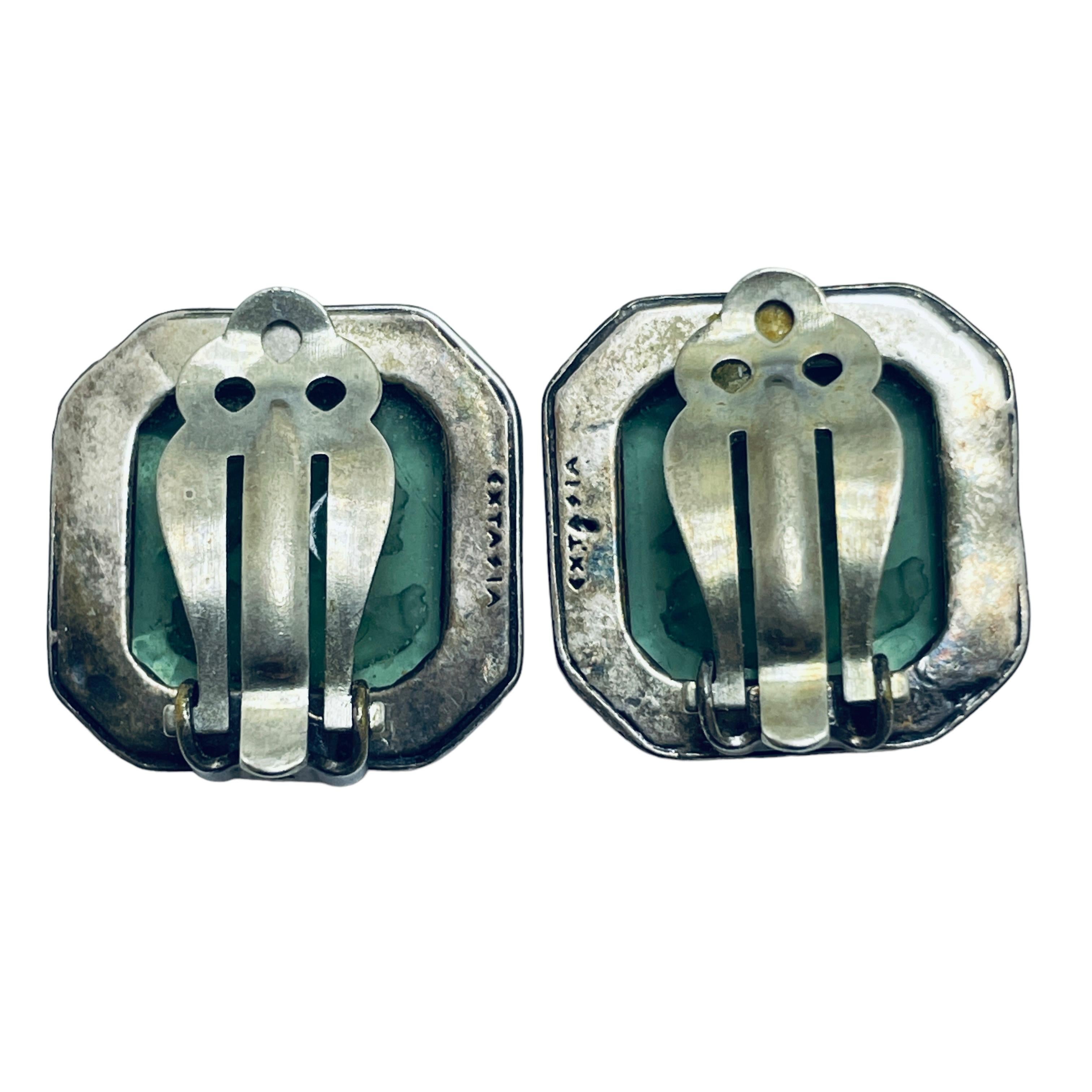 EXTASIA vintage silver tone green glass intaglio cameo designer clip on earrings In Good Condition For Sale In Palos Hills, IL