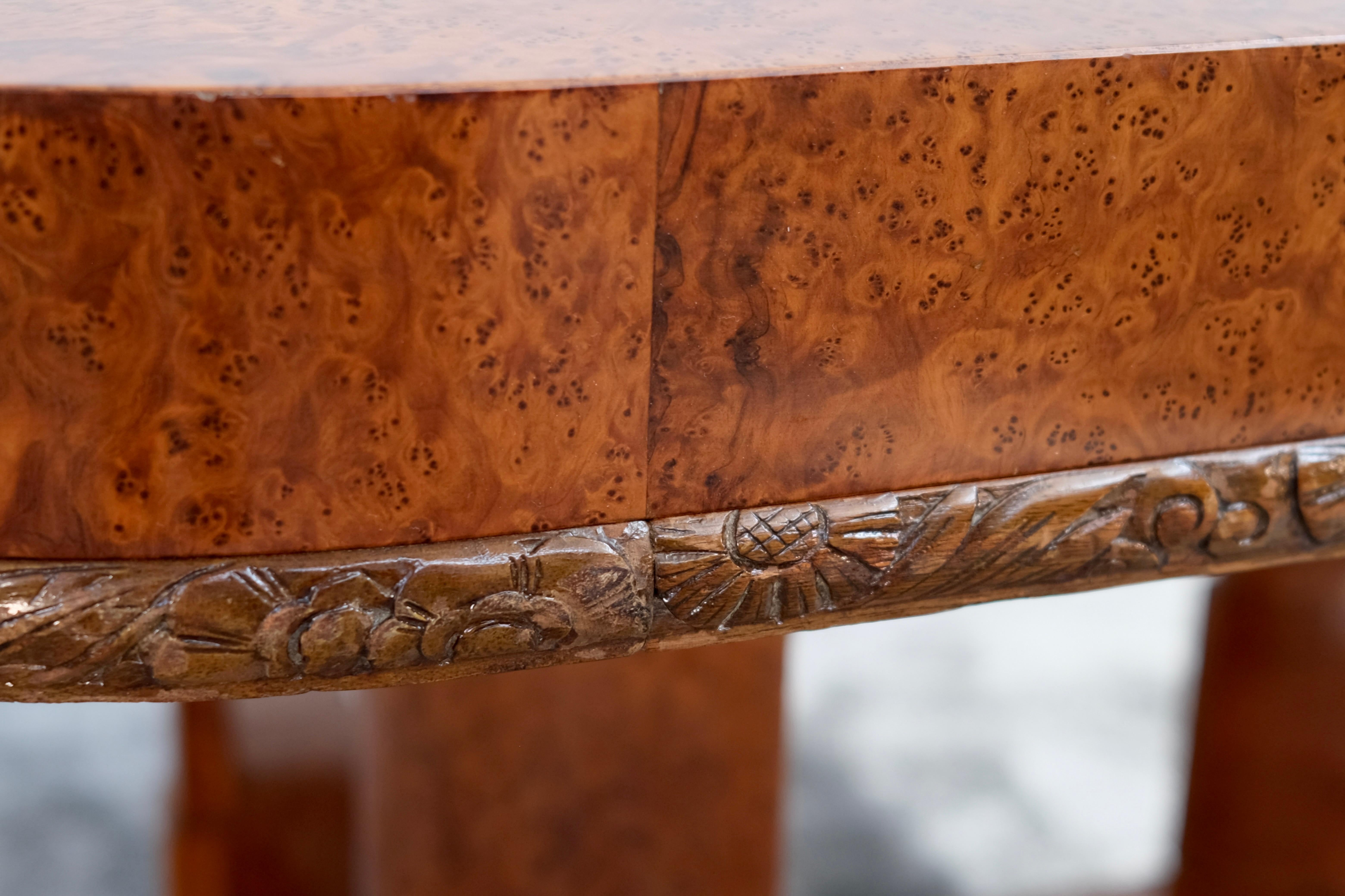 Extedable French Art Deco Dining Table in Thuja with Floral Carving, circa 1930 For Sale 4