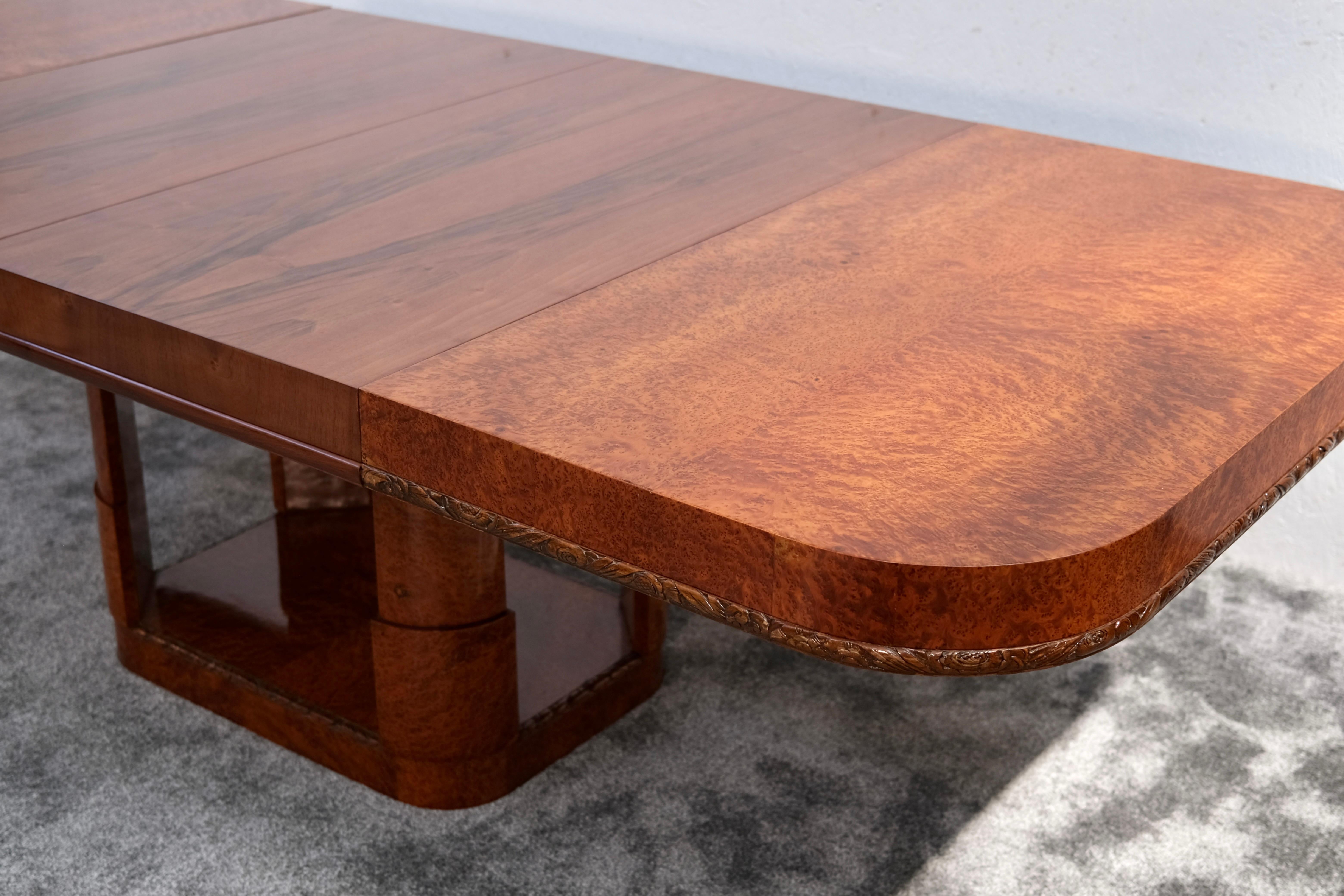 Extedable French Art Deco Dining Table in Thuja with Floral Carving, circa 1930 For Sale 8