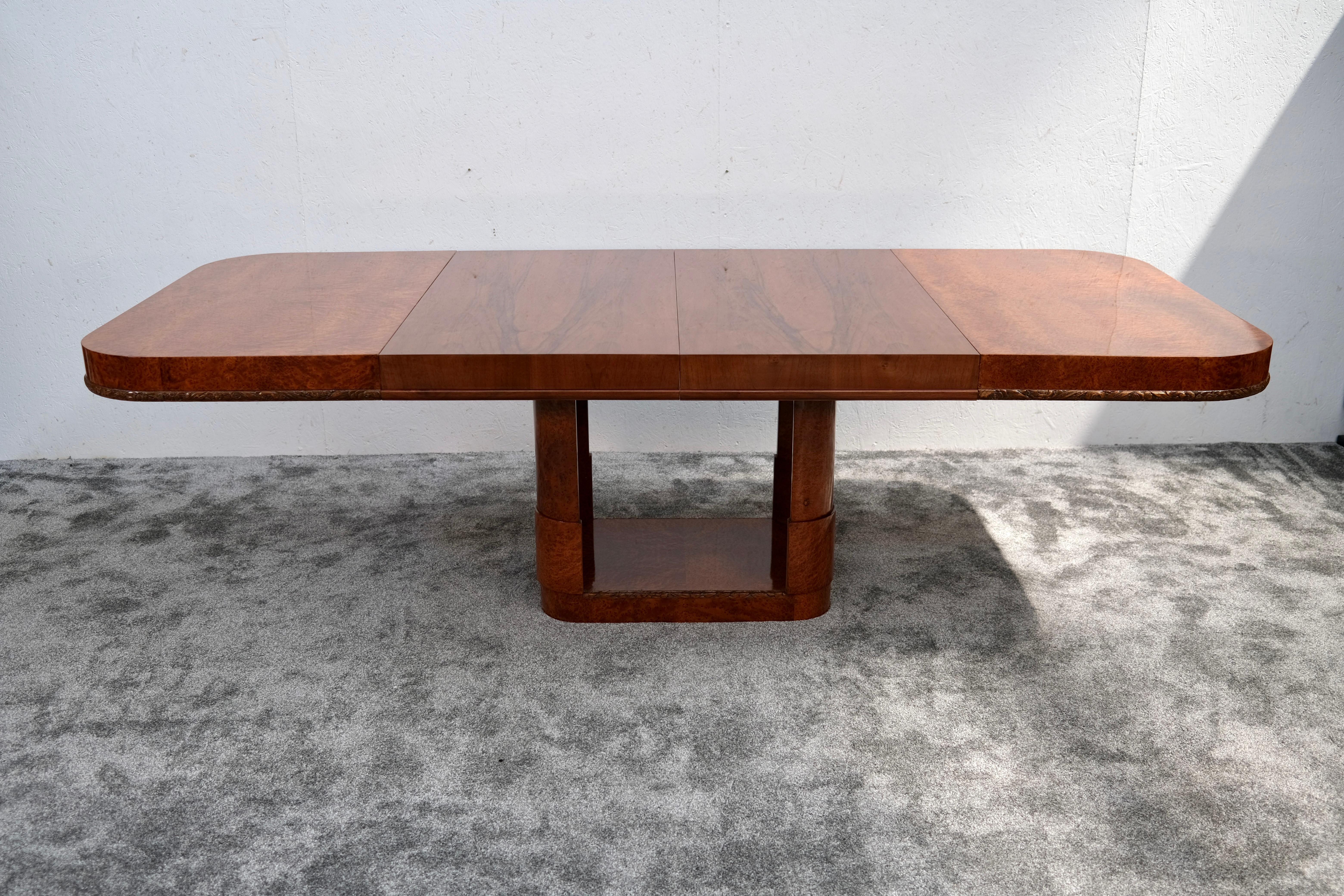 Extedable French Art Deco Dining Table in Thuja with Floral Carving, circa 1930 For Sale 9