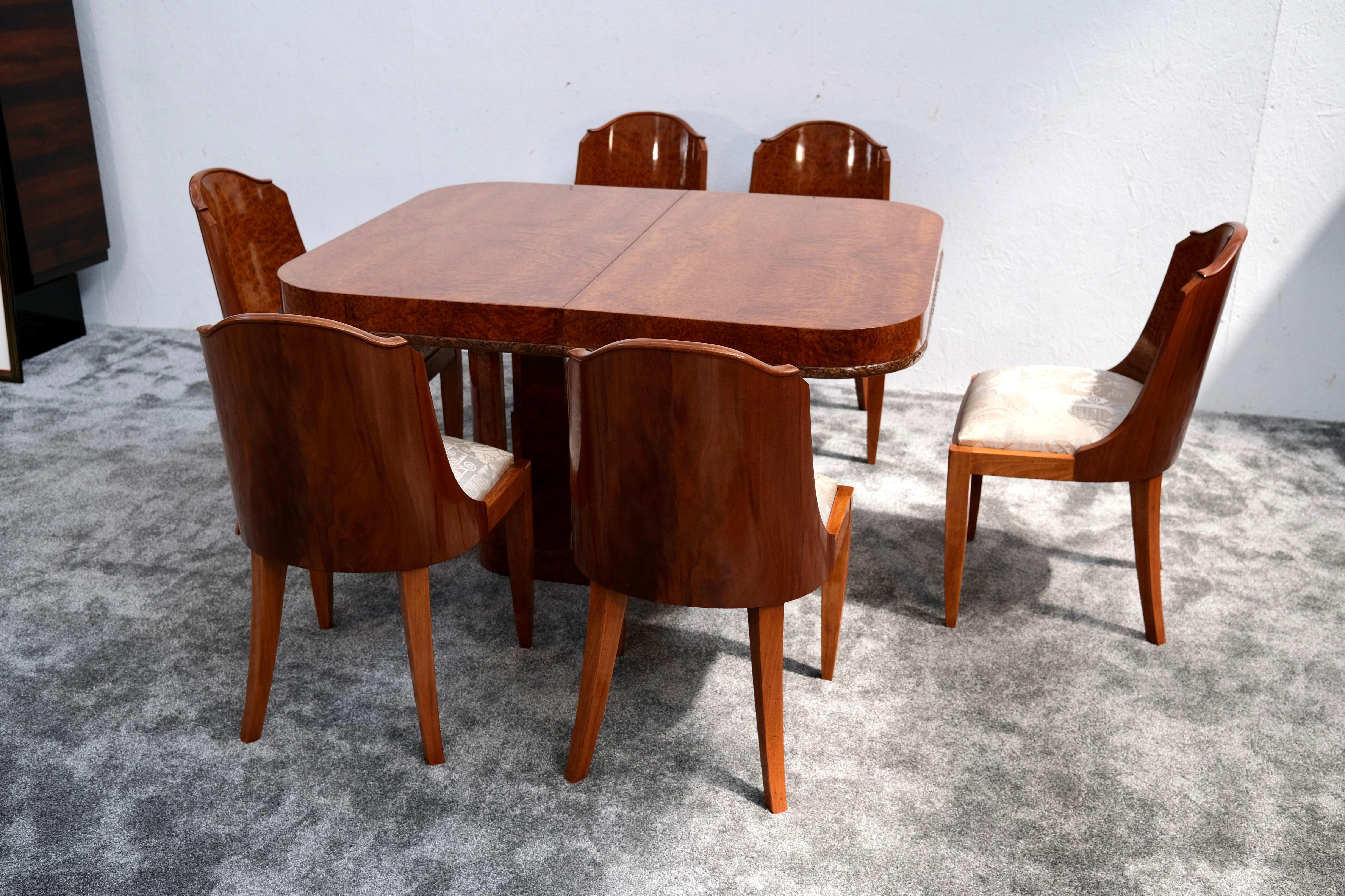 Polished Extedable French Art Deco Dining Table in Thuja with Floral Carving, circa 1930 For Sale