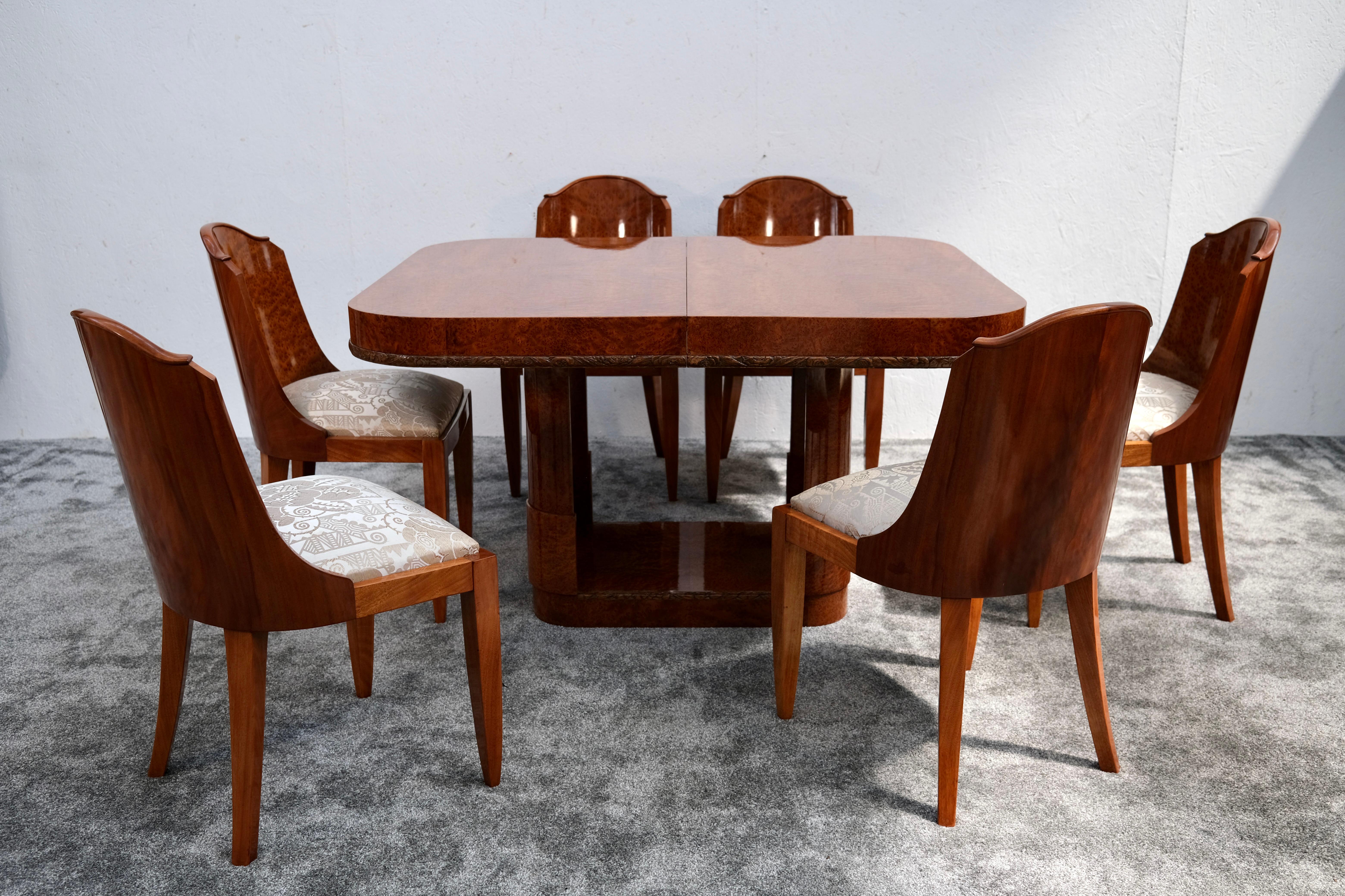 Extedable French Art Deco Dining Table in Thuja with Floral Carving, circa 1930 In Good Condition For Sale In Ulm, DE