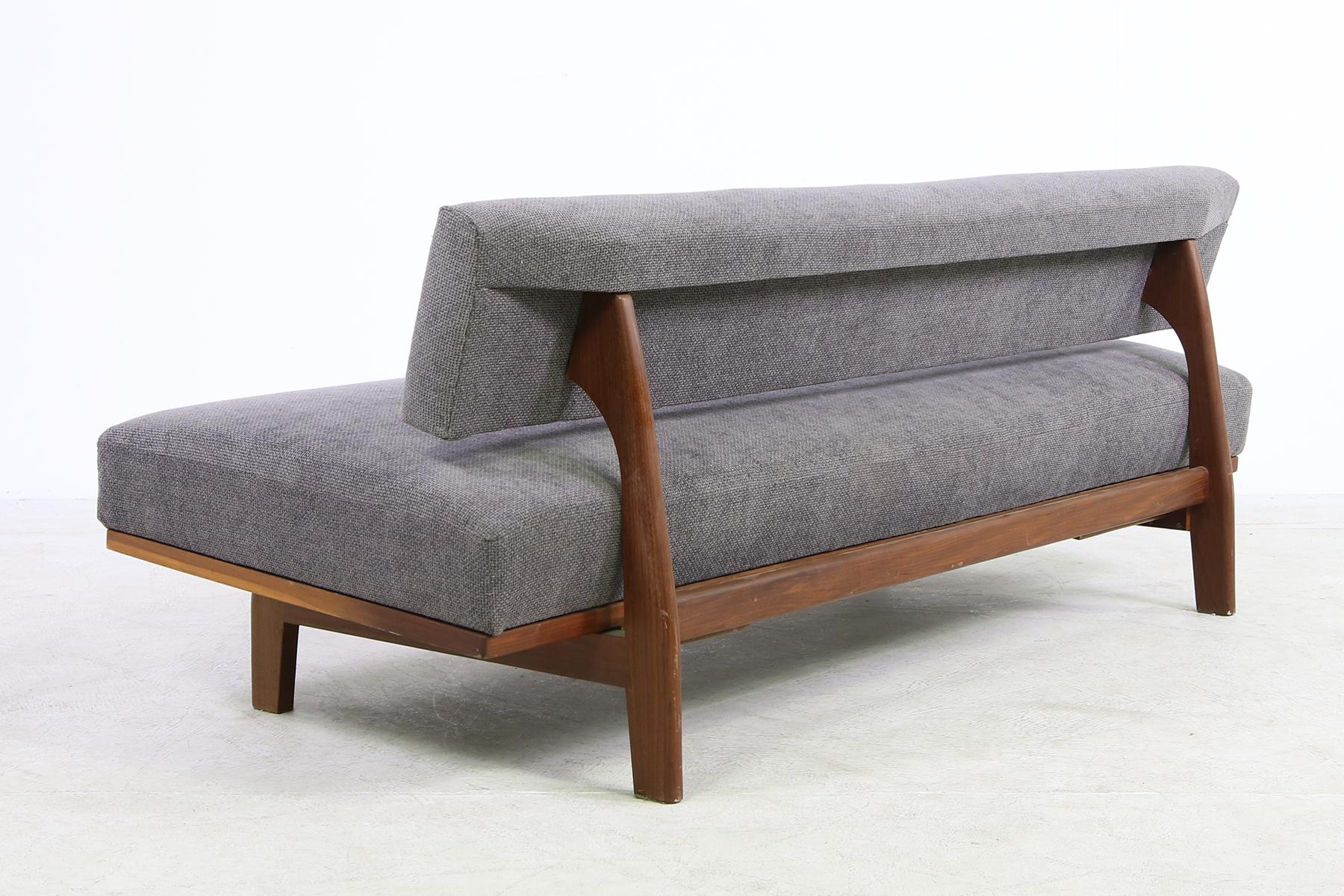 Beautiful daybed mod. 470 by Hans Bellmann for Wilkhahn, Germany.
Fantastic Mid-Century Modern sofa, solid teak base, upholstery & fabric renewed and covered with a unique and special dark grey woven fabric. Overall an amazing condition. The