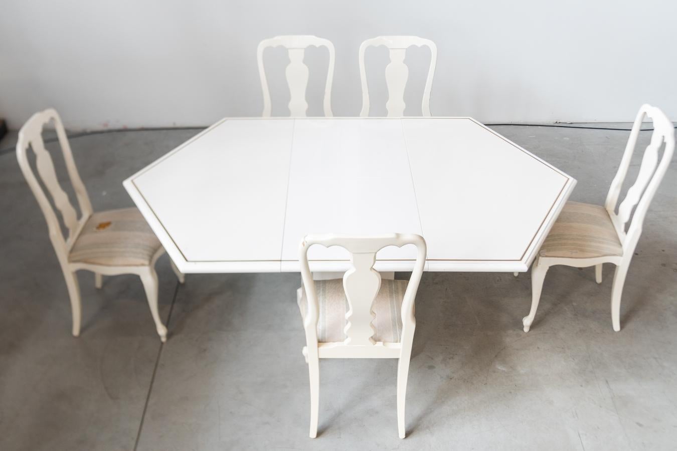 Mesa de comedor extensible de los años 80 Mario Sabot con 5 sillas lacadas en blanco en venta 5