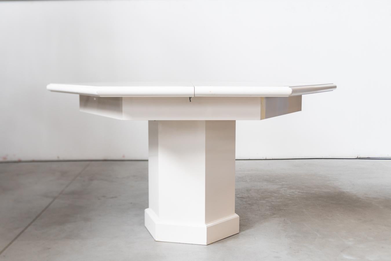 Mesa de comedor extensible de los años 80 Mario Sabot con 5 sillas lacadas en blanco en venta 6