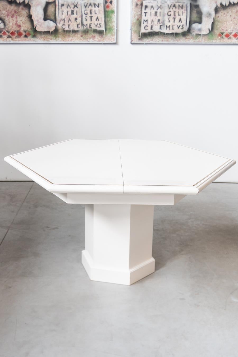 Mesa de comedor extensible de los años 80 Mario Sabot con 5 sillas lacadas en blanco en venta 7