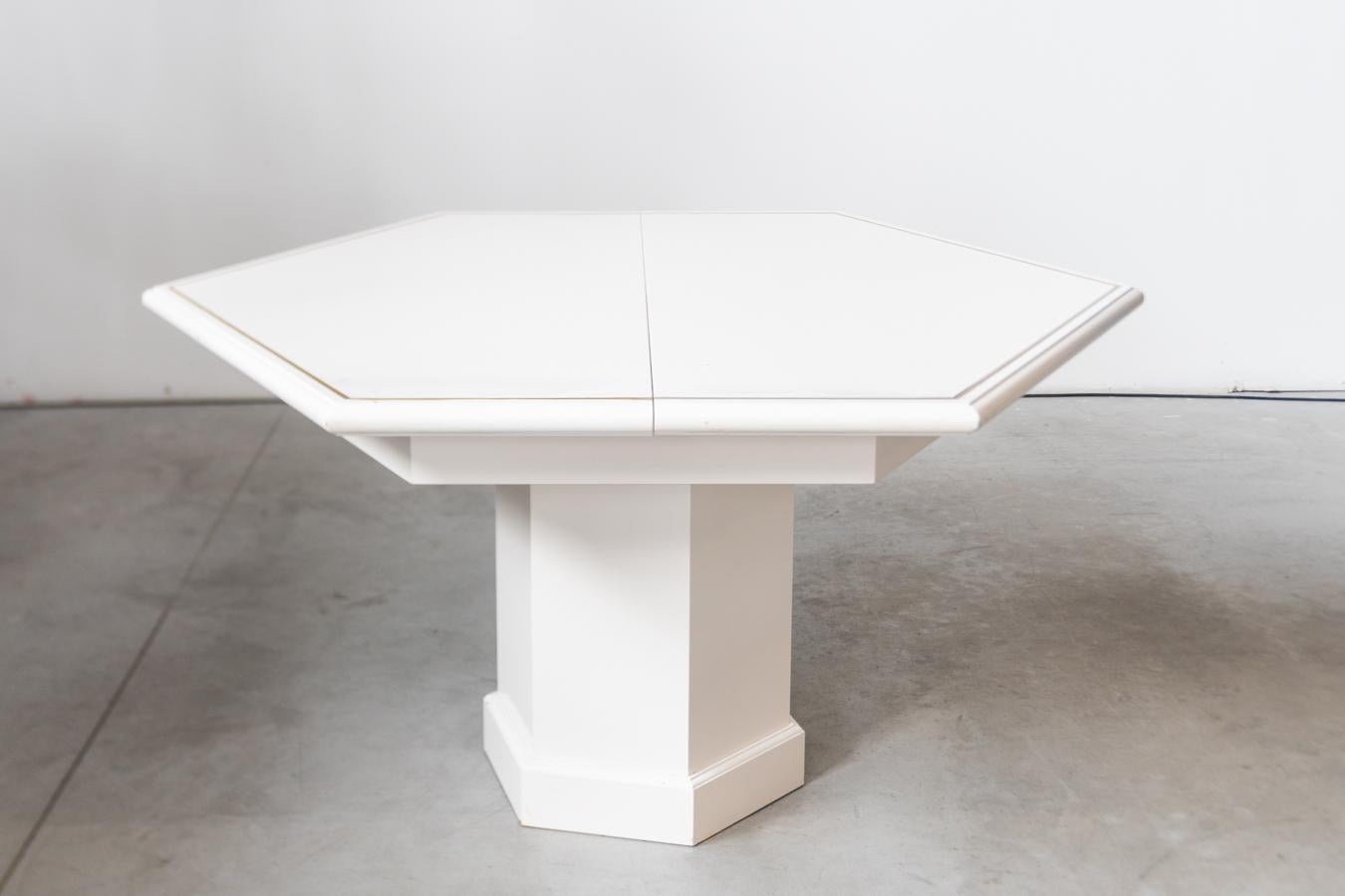 Mesa de comedor extensible de los años 80 Mario Sabot con 5 sillas lacadas en blanco en venta 8